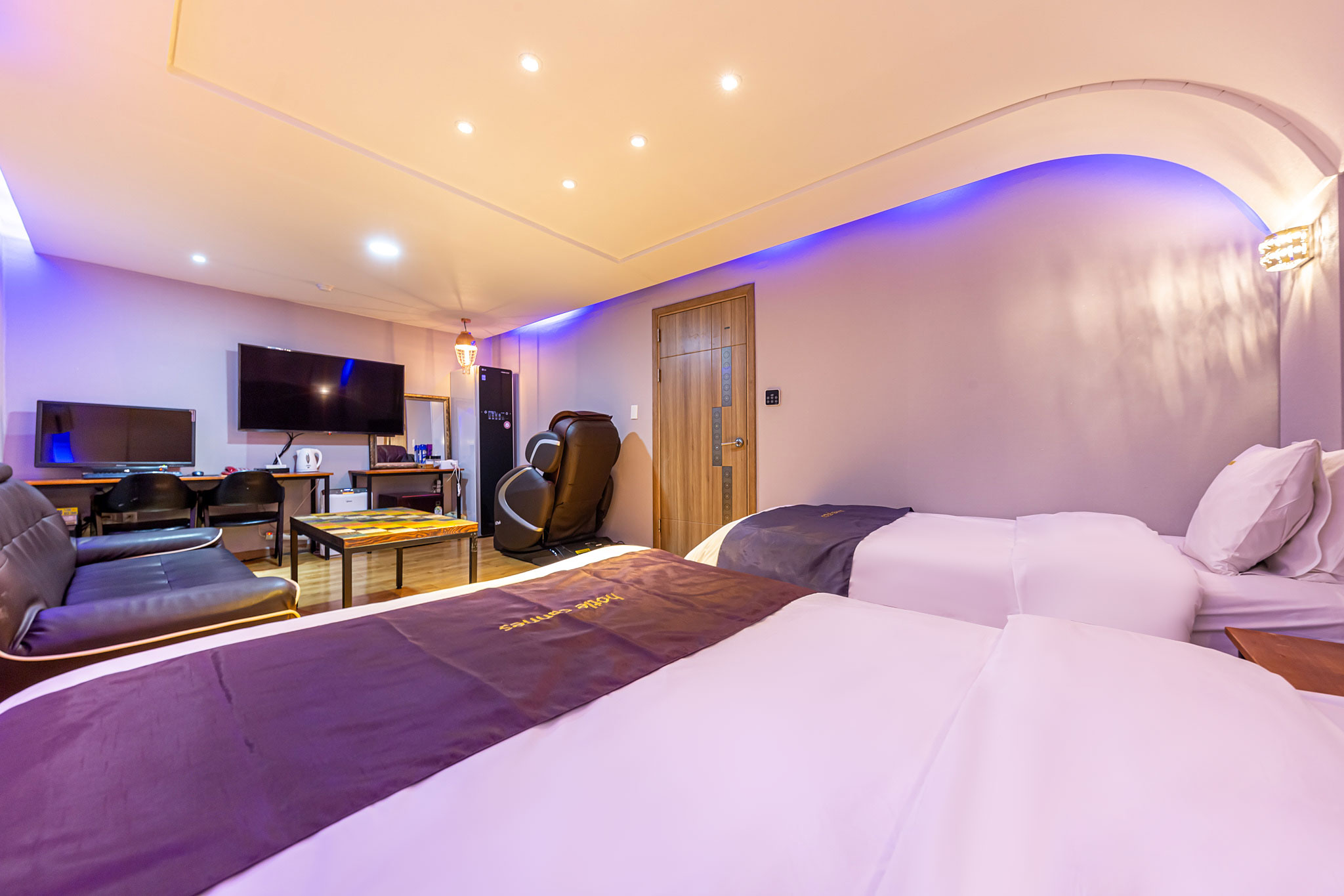 room detail thumbnail 2