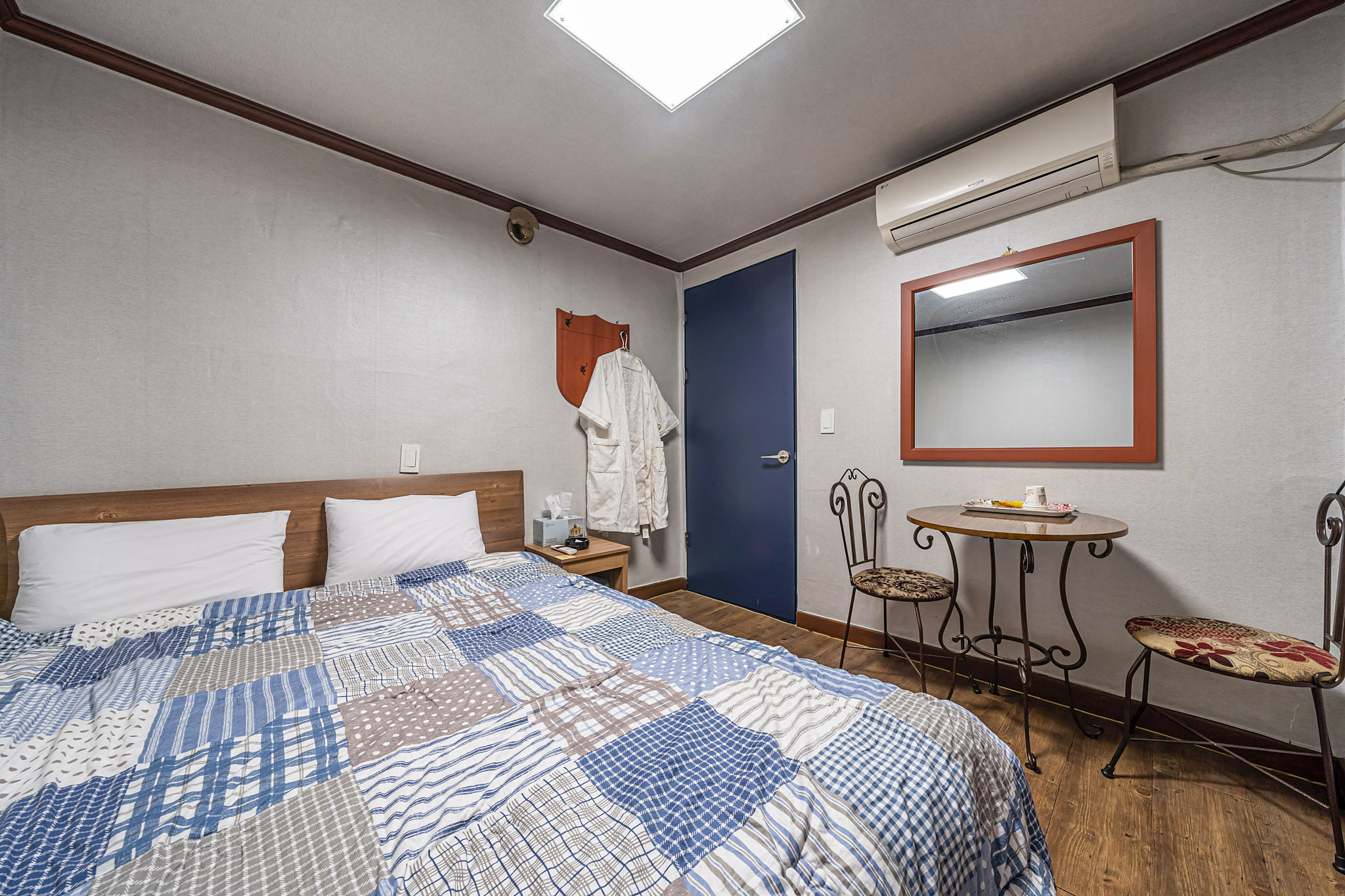 room detail thumbnail 2