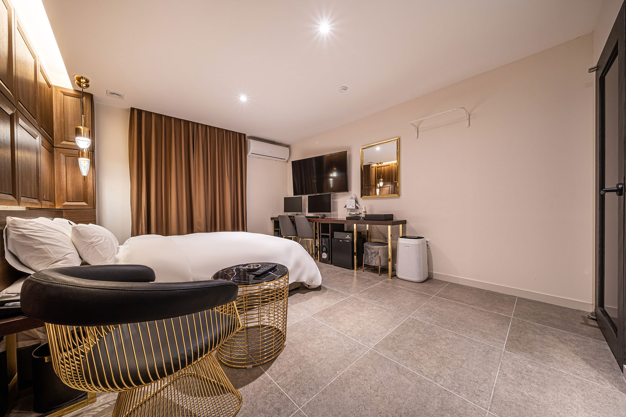 room detail thumbnail 1