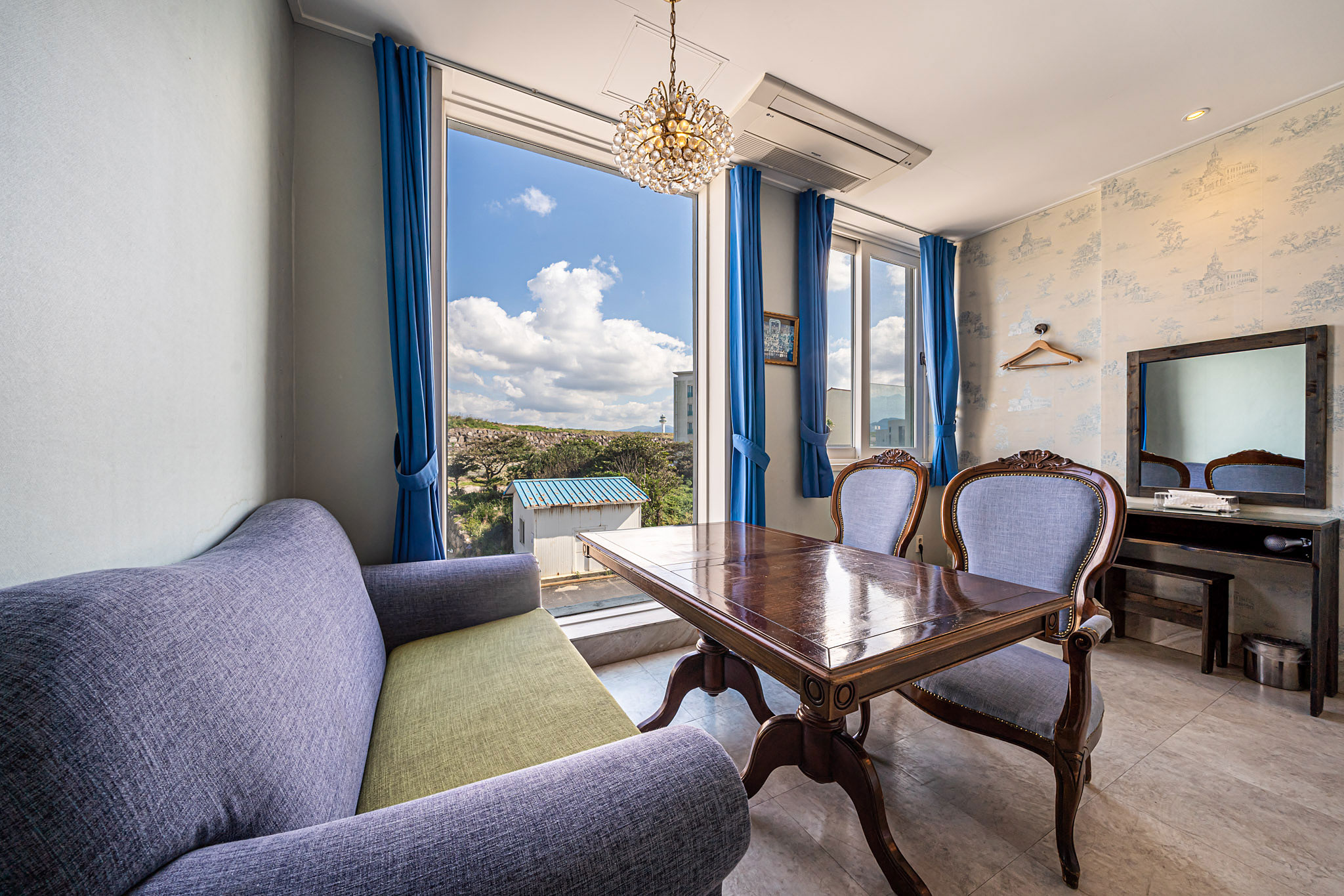 room detail thumbnail 2