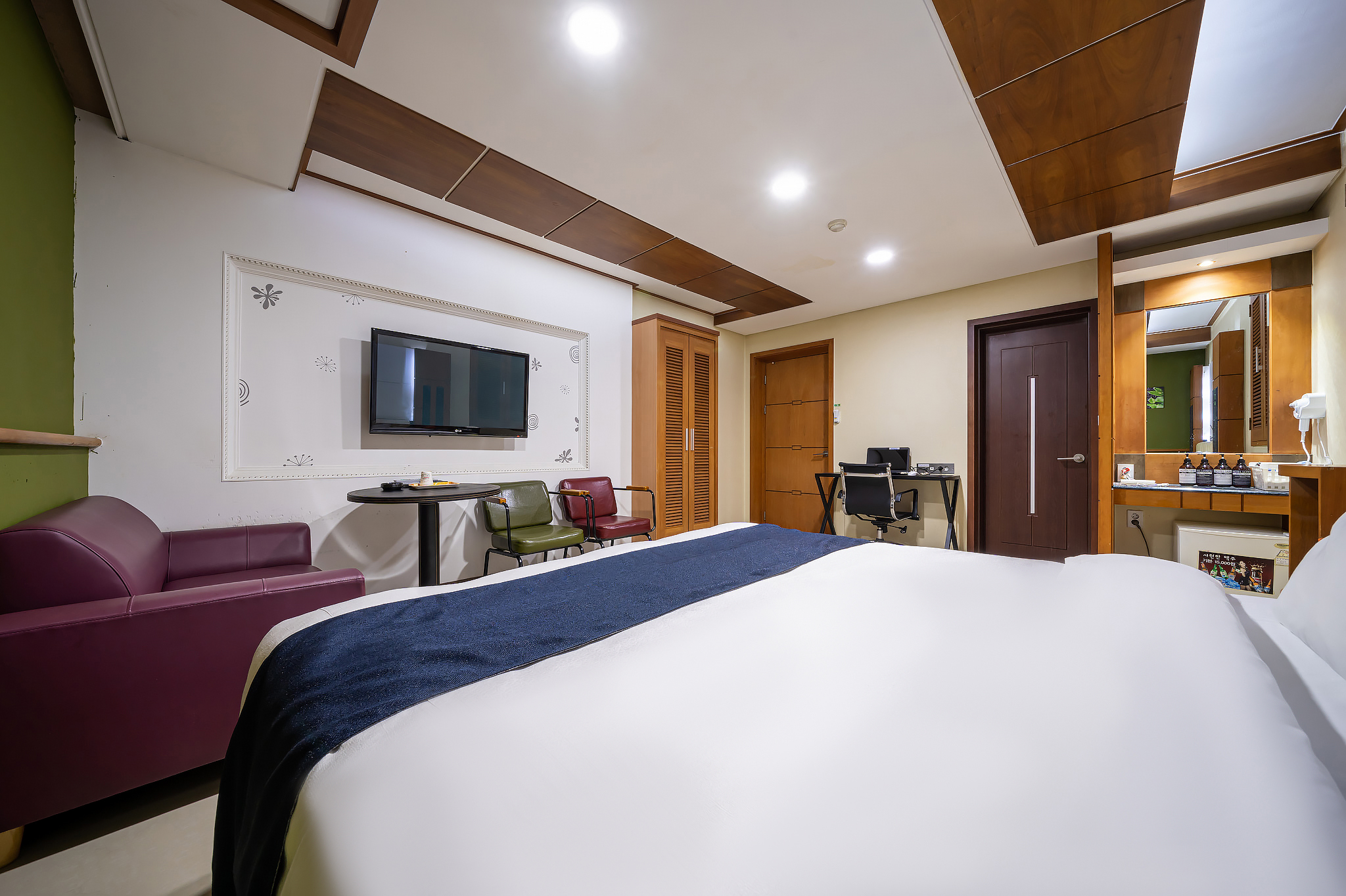 room detail thumbnail 2