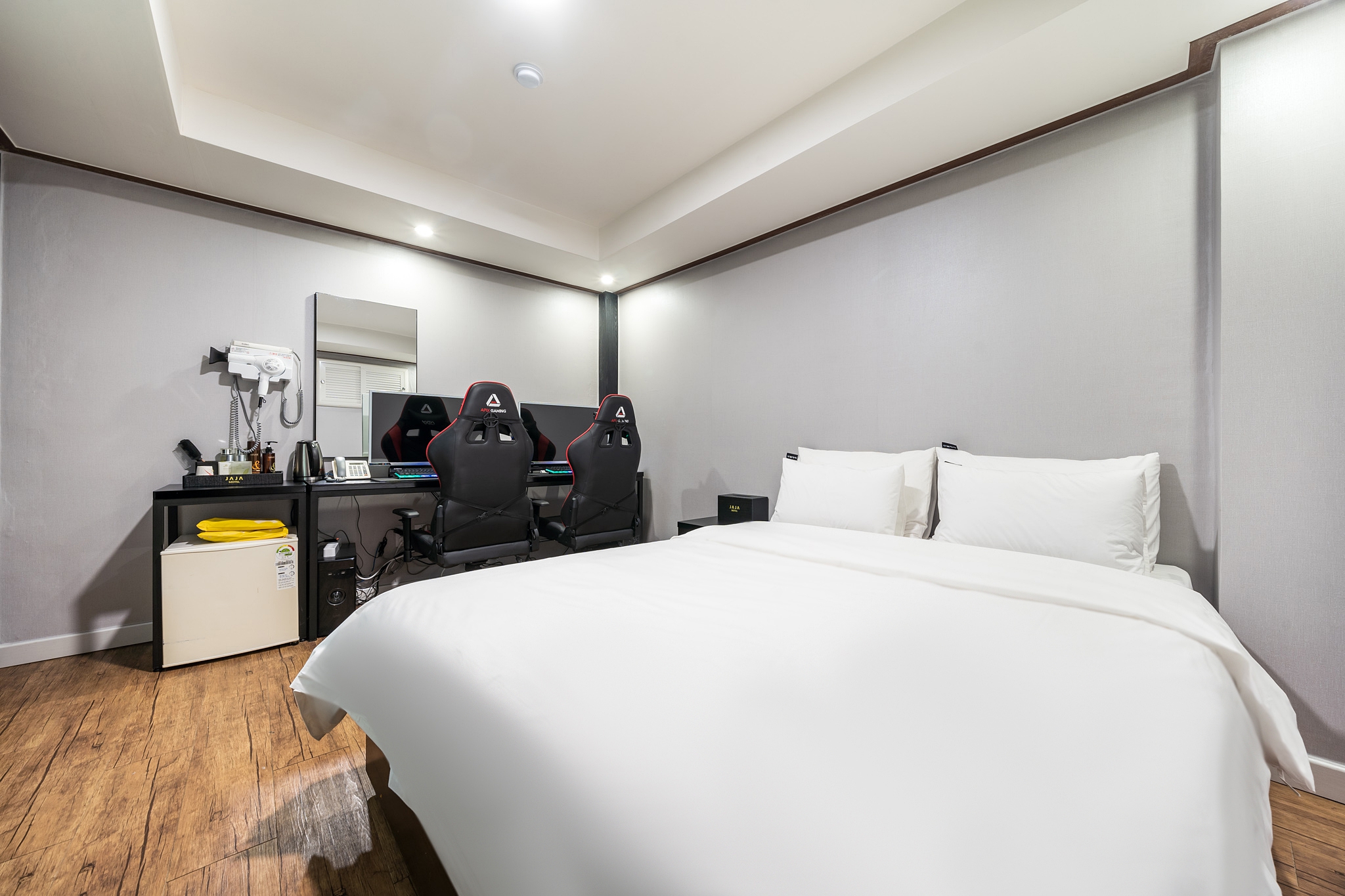 room detail thumbnail 2