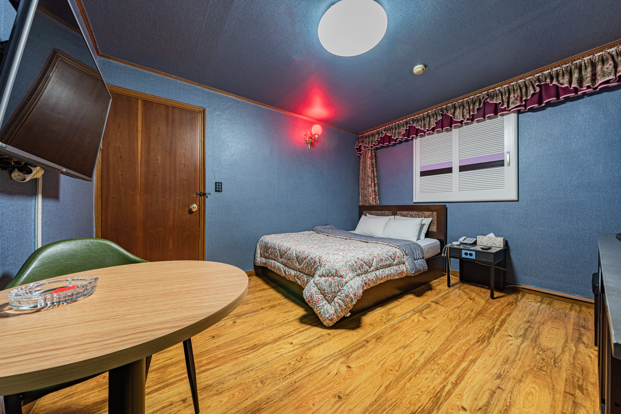 room detail thumbnail 2