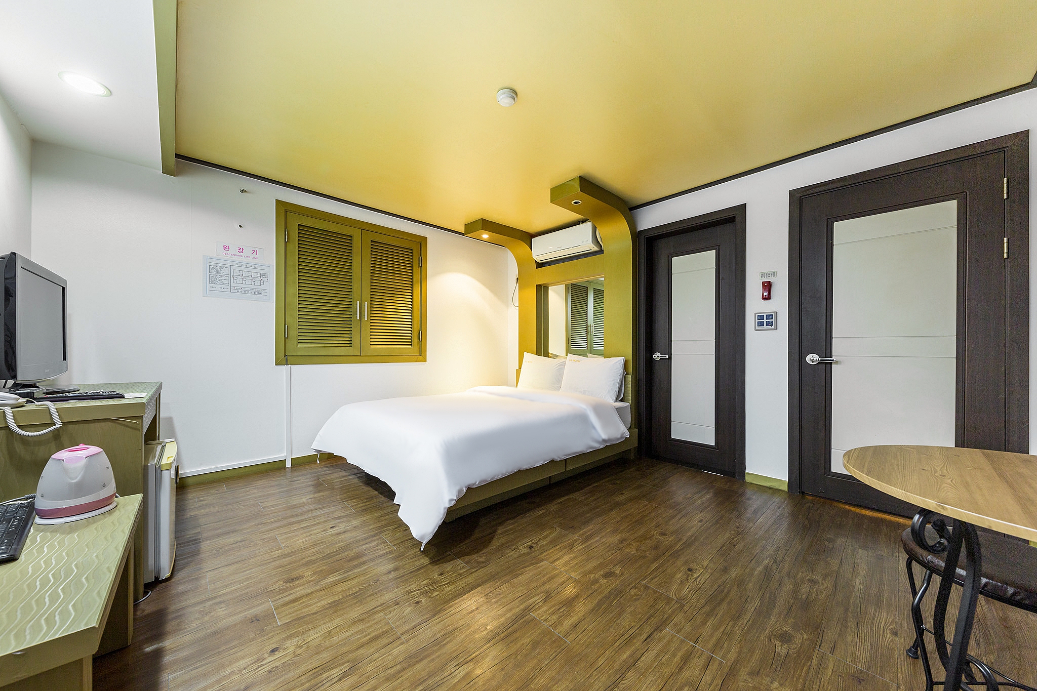 room detail thumbnail 1