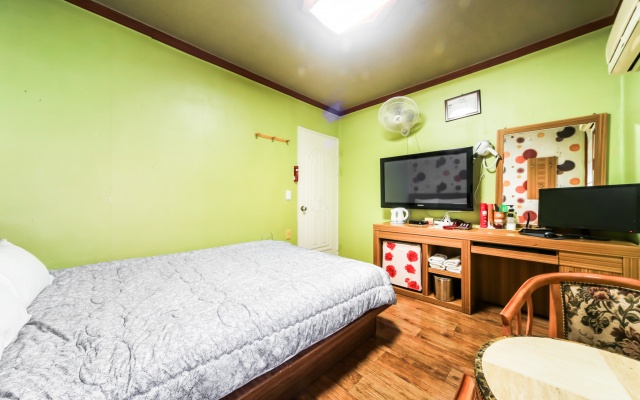 room detail thumbnail 2