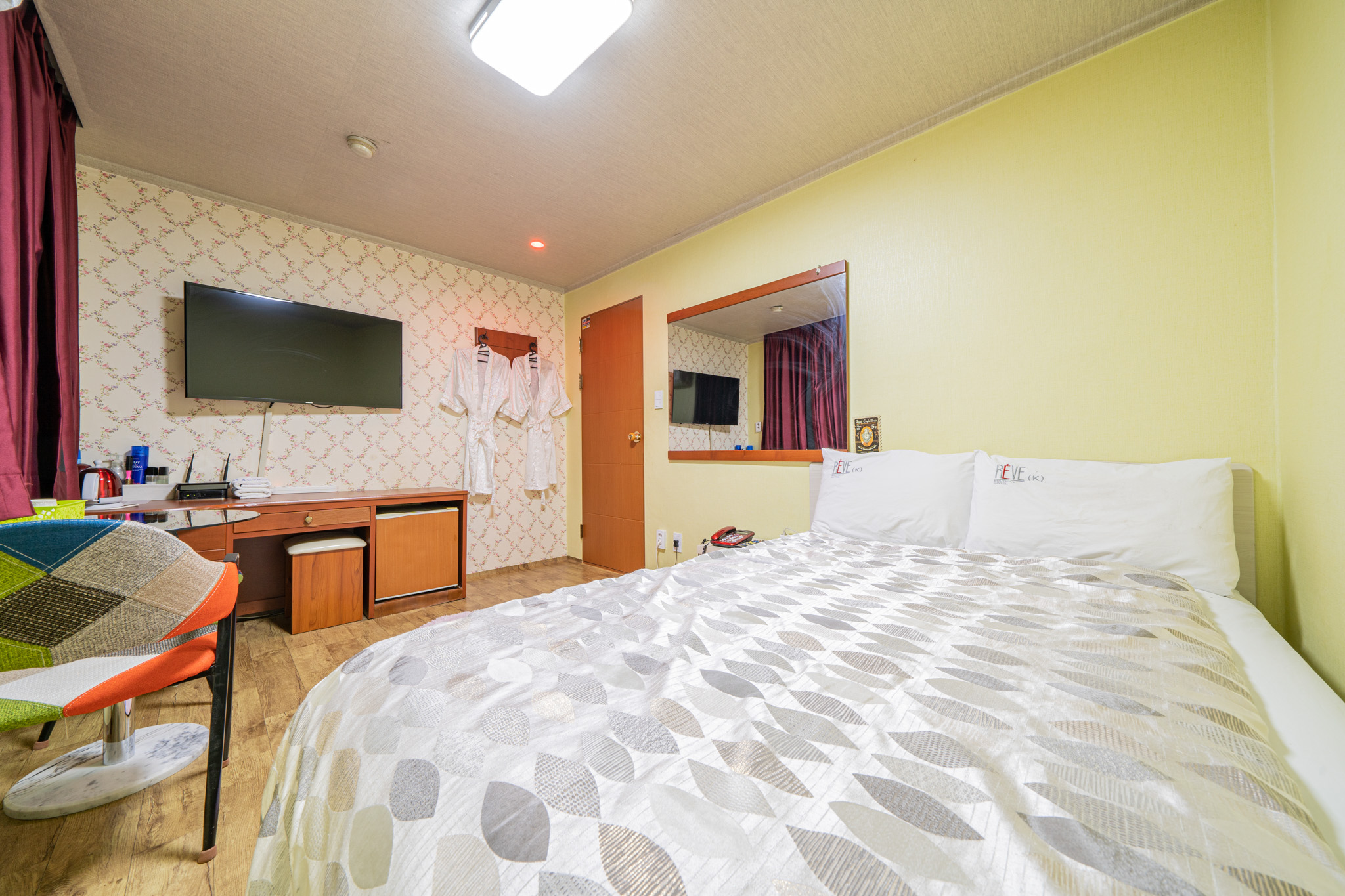 room detail thumbnail 2