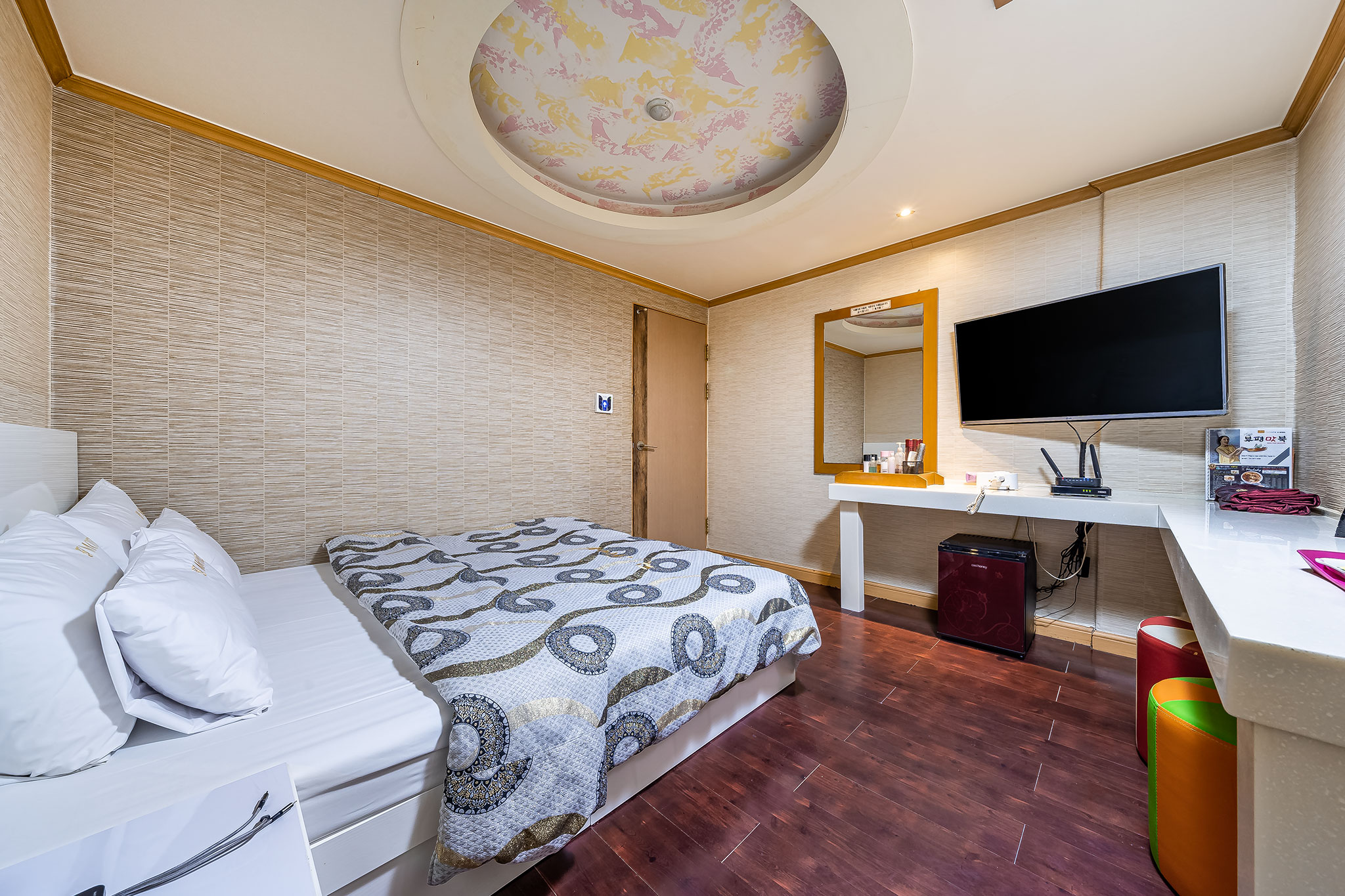 room detail thumbnail 2