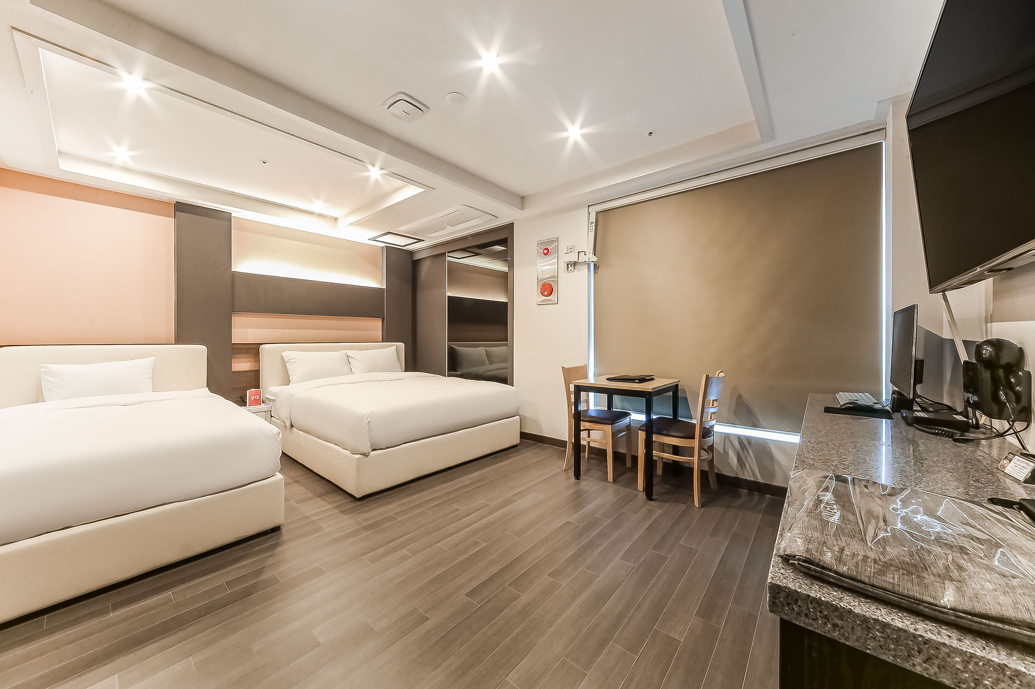 room detail thumbnail 2