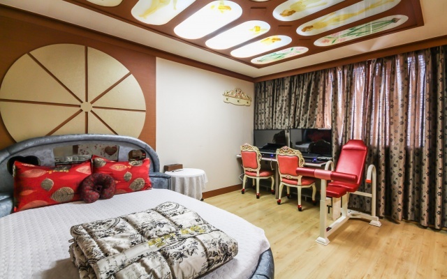 room detail thumbnail 1