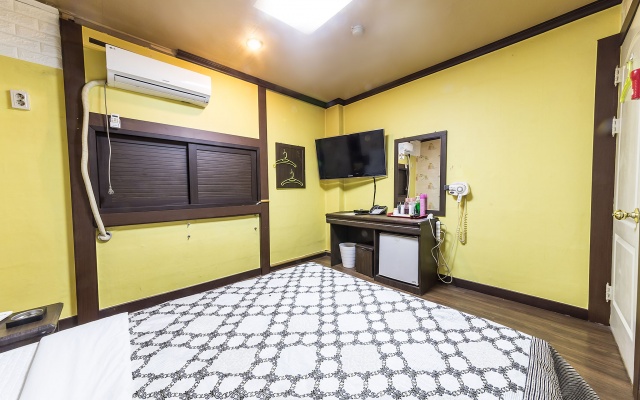 room detail thumbnail 2