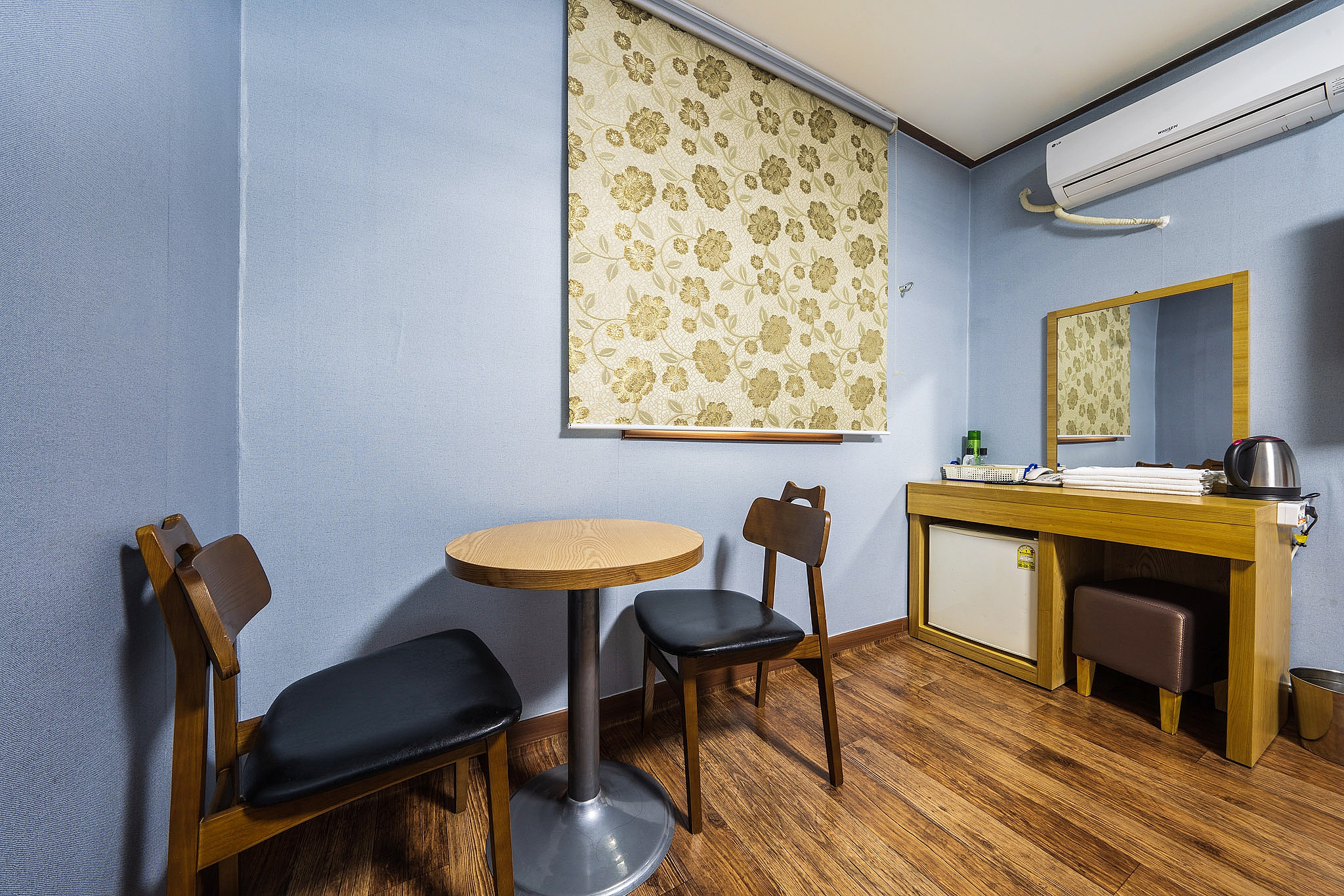 room detail thumbnail 2