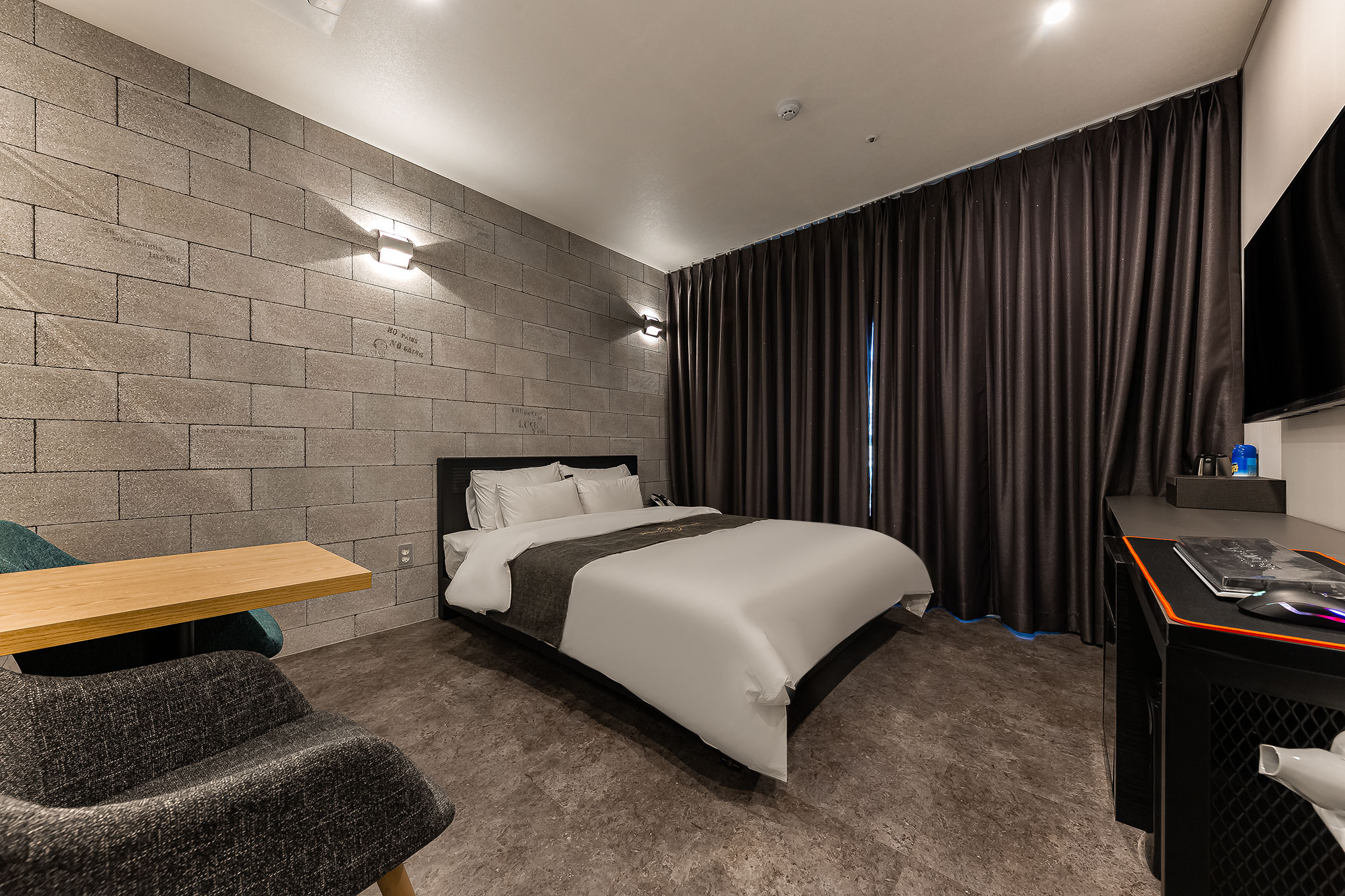 room detail thumbnail 2