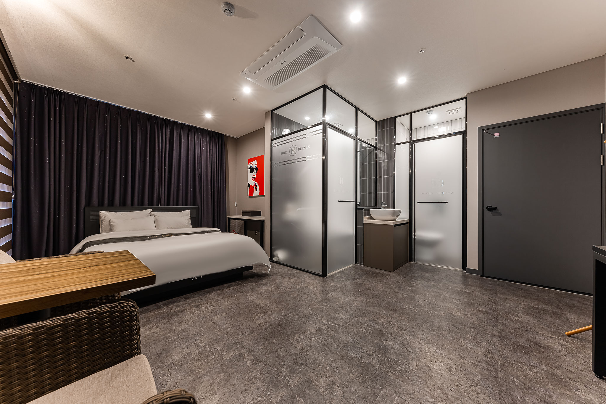 room detail thumbnail 2