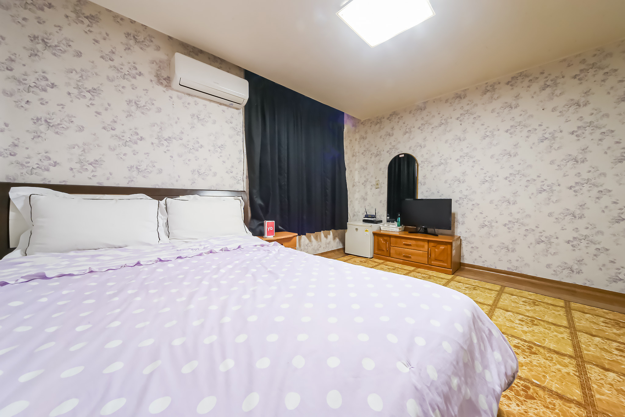 room detail thumbnail 2