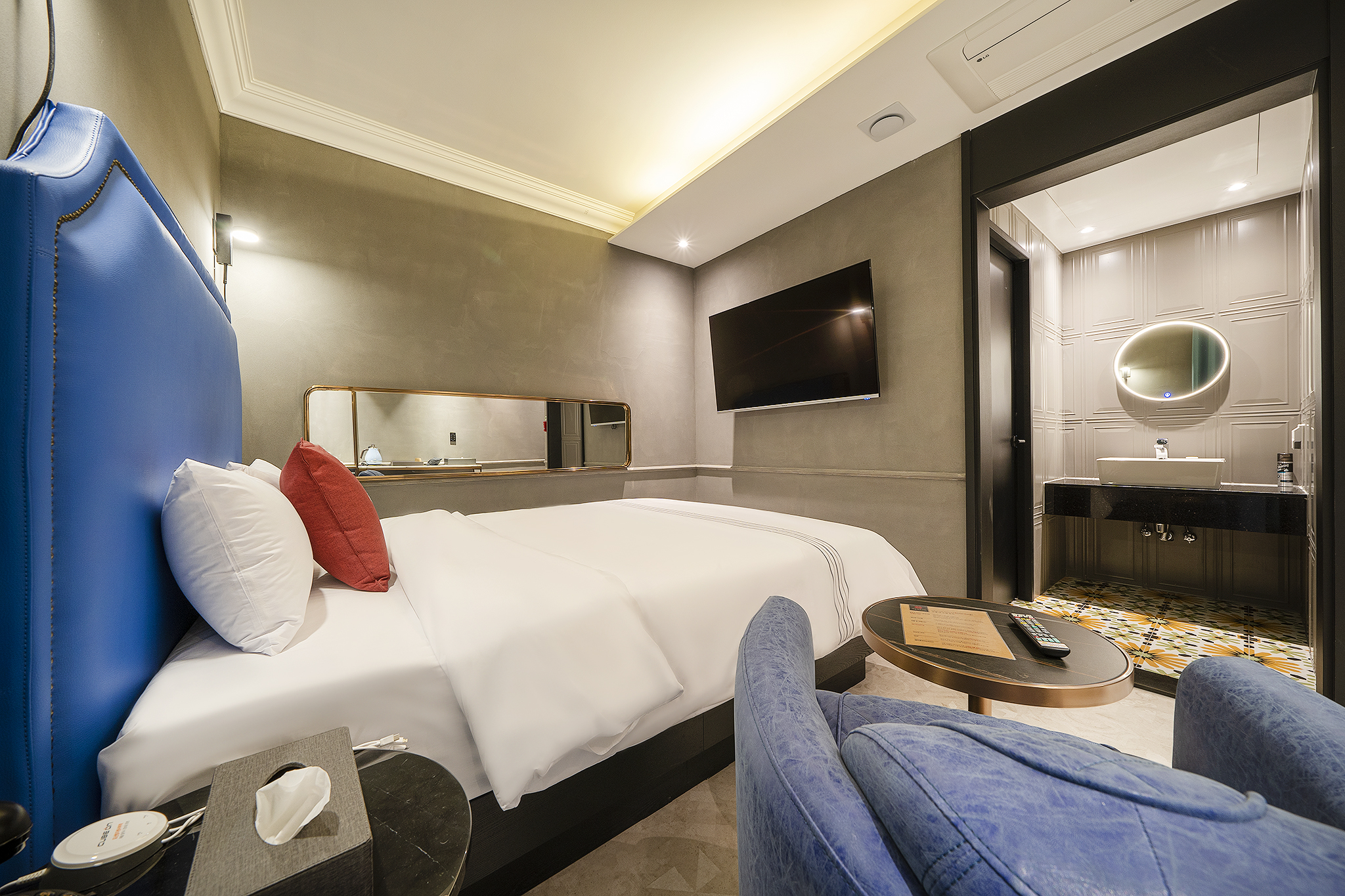 room detail thumbnail 1