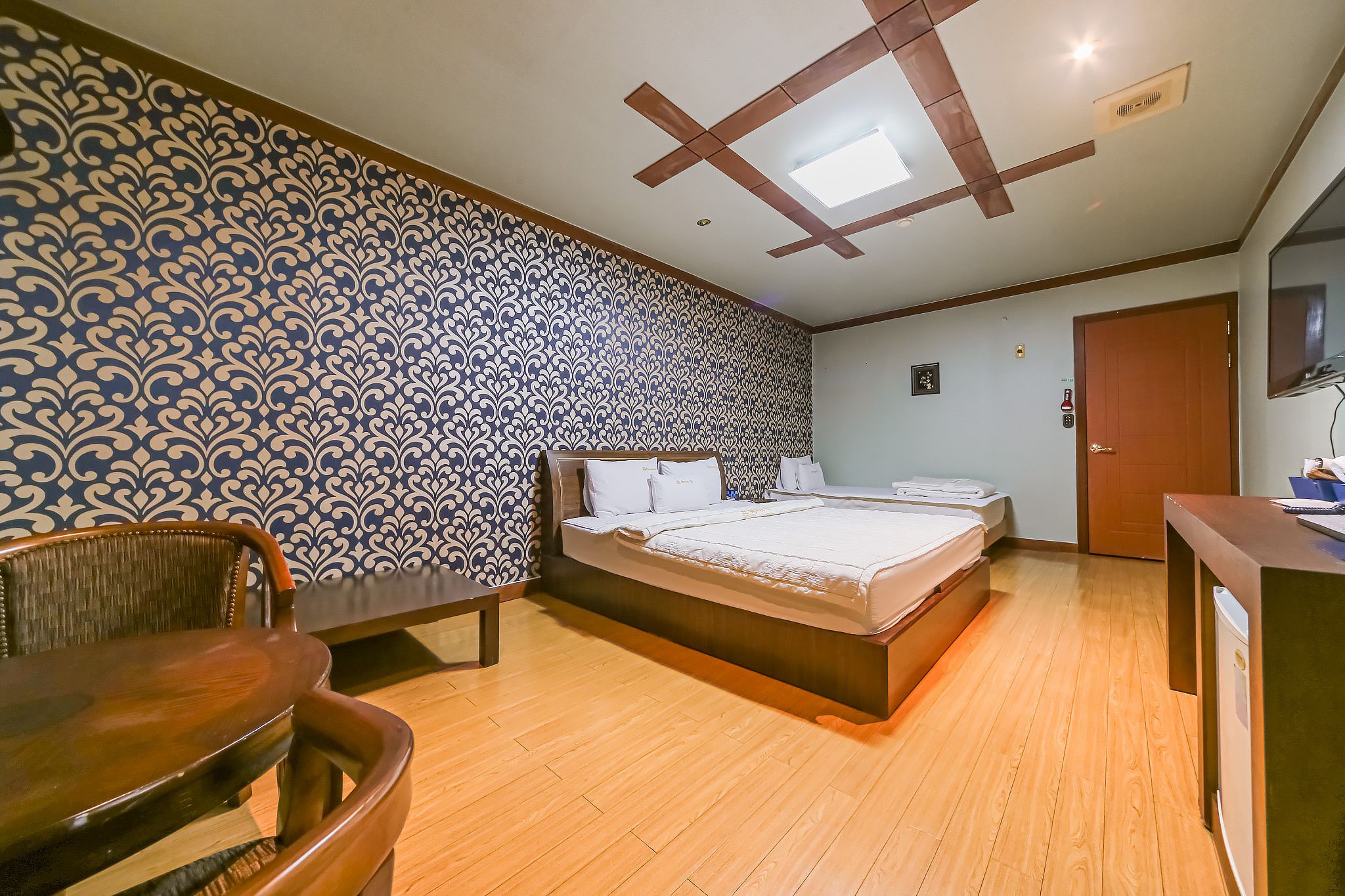 room detail thumbnail 2