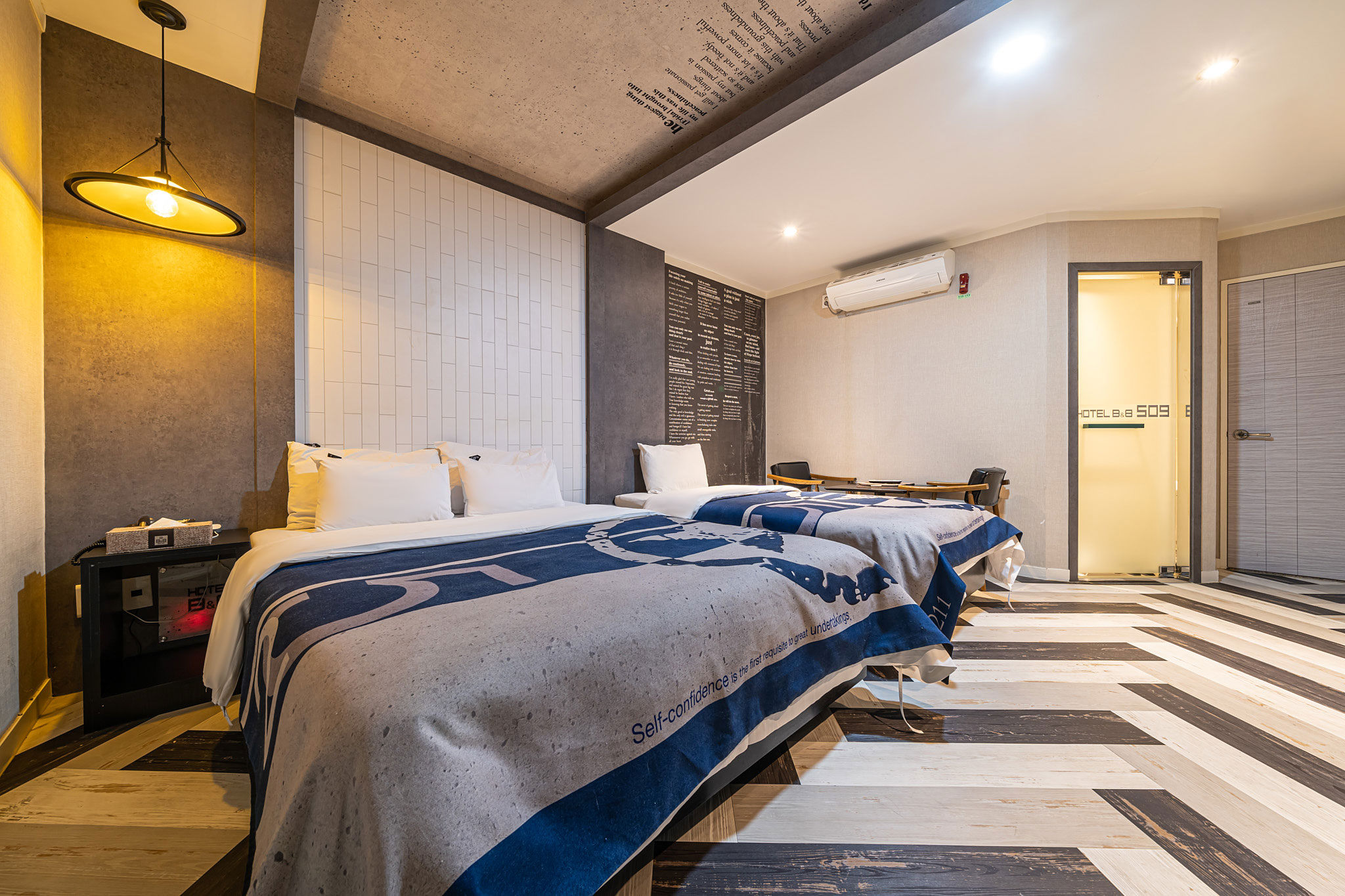 room detail thumbnail 1