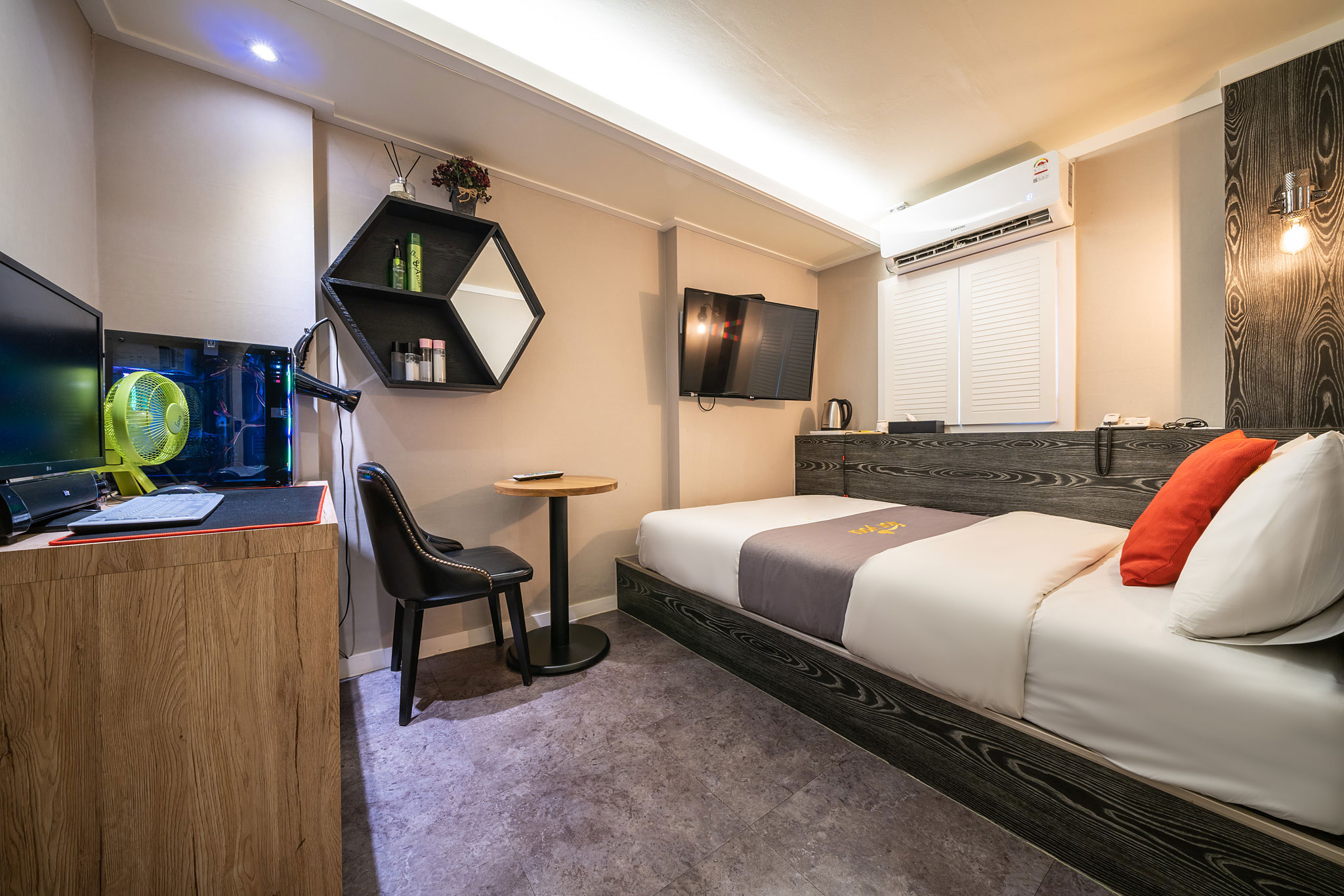 room detail thumbnail 0