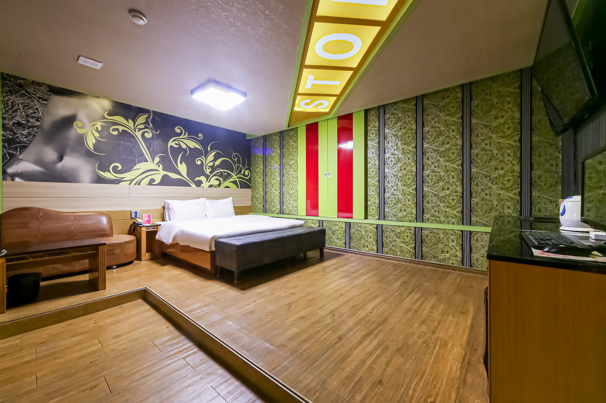 room detail thumbnail 1