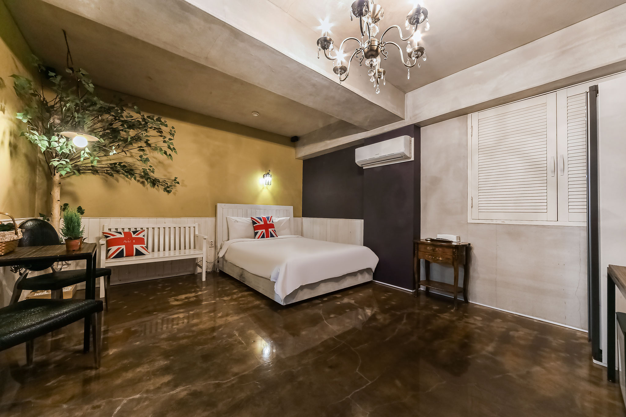 room detail thumbnail 2