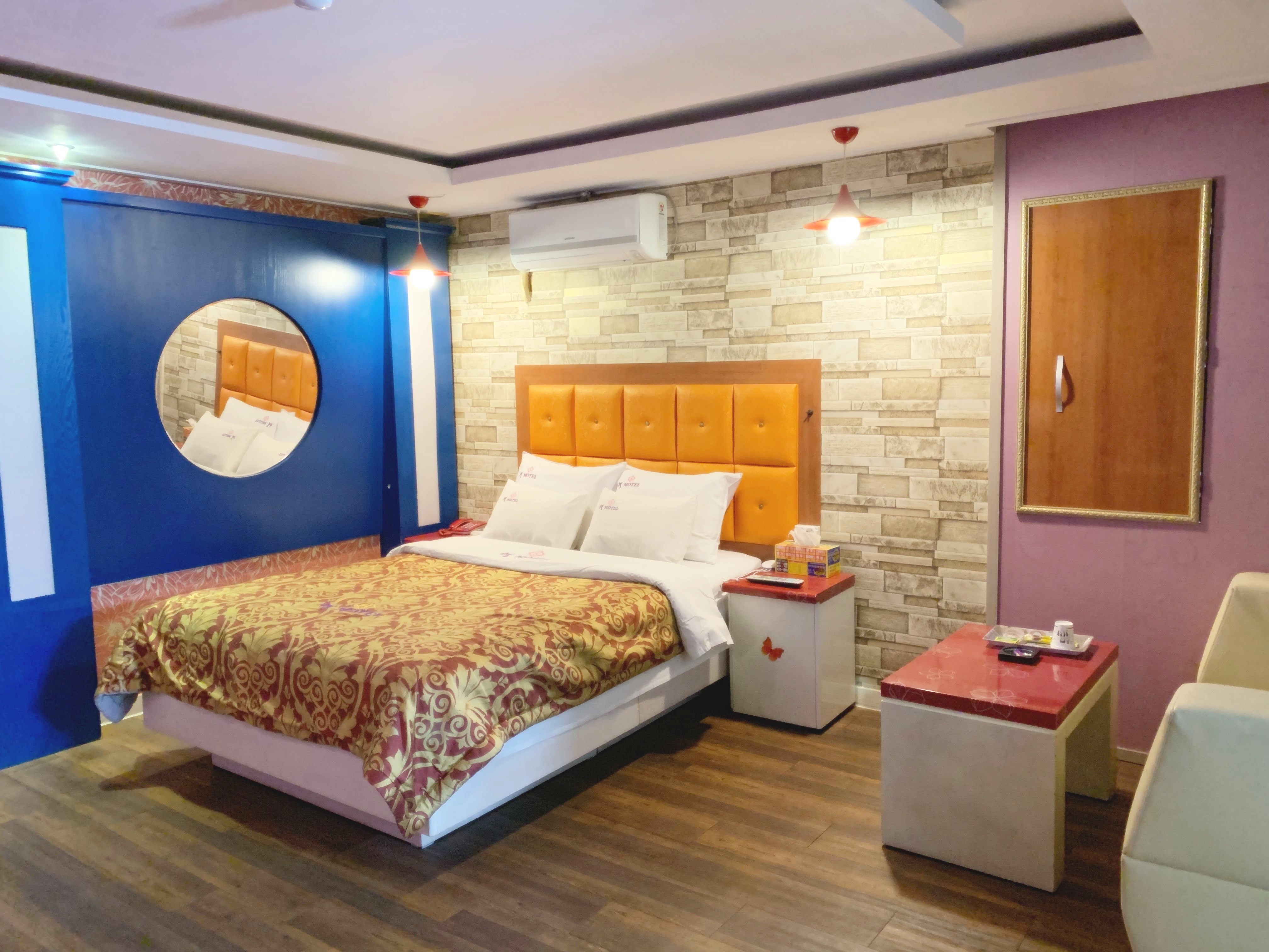 room detail thumbnail 1