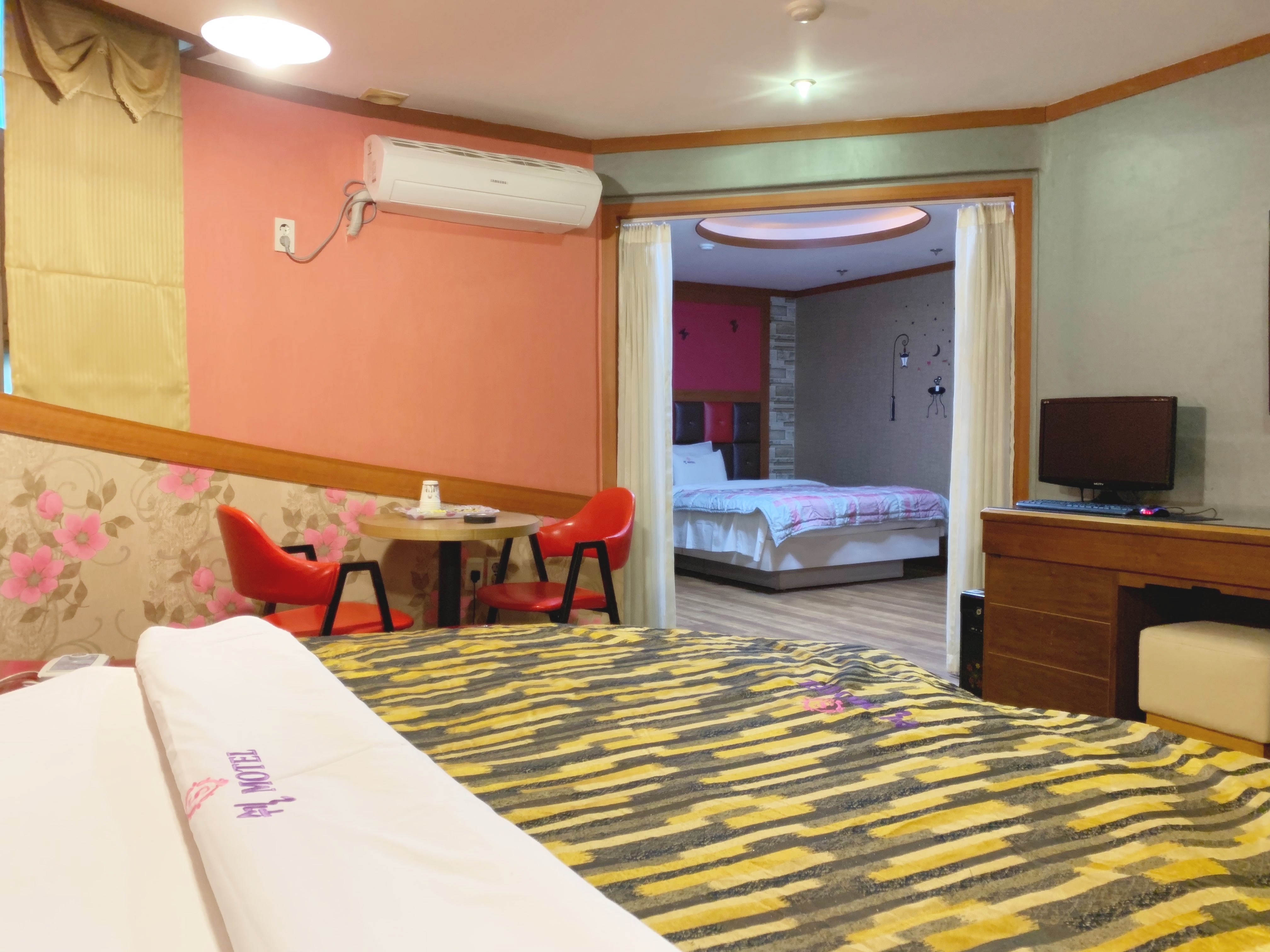 room detail thumbnail 2