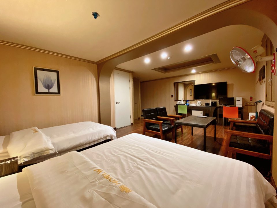 room detail thumbnail 2