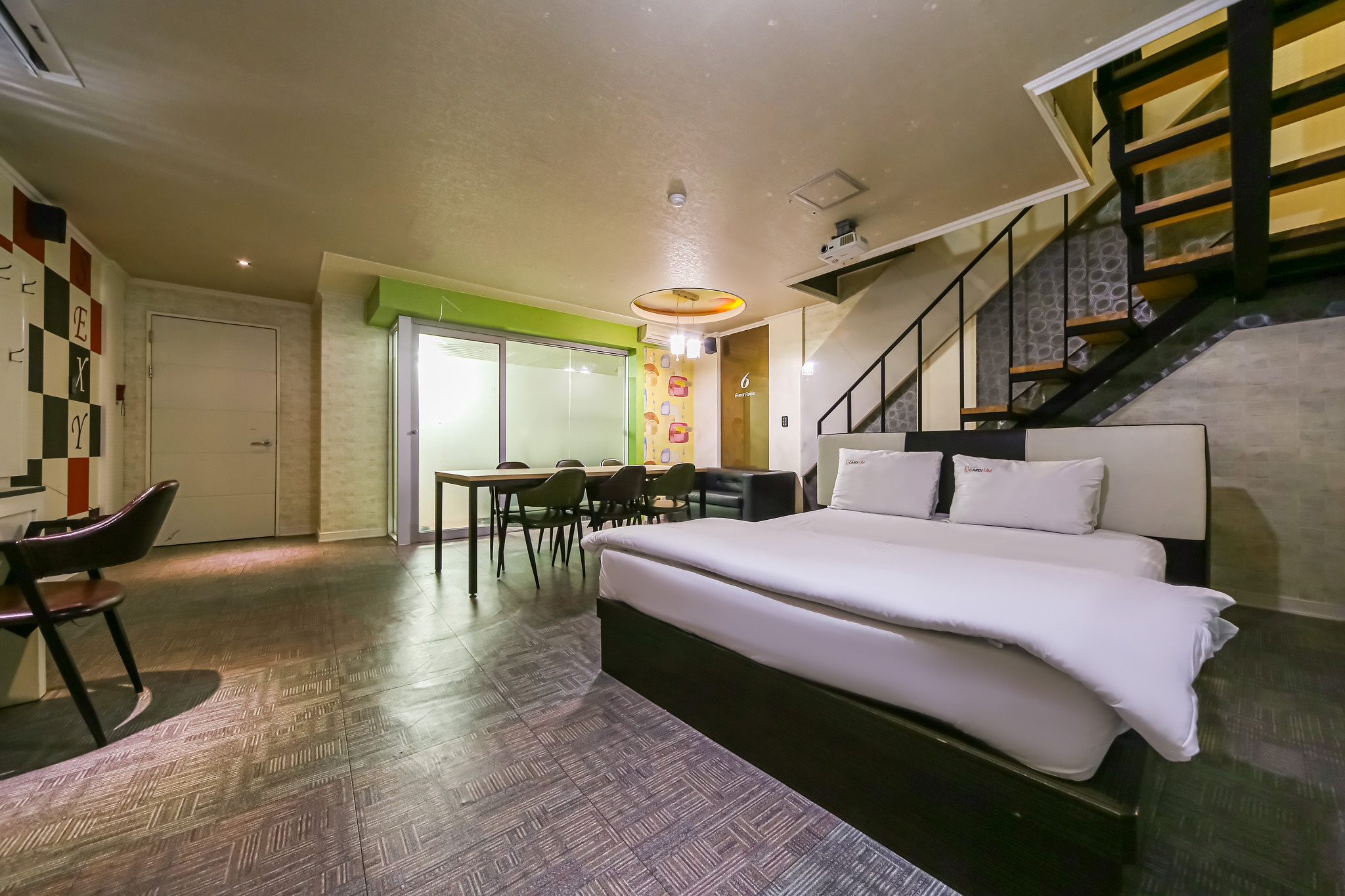 room detail thumbnail 1