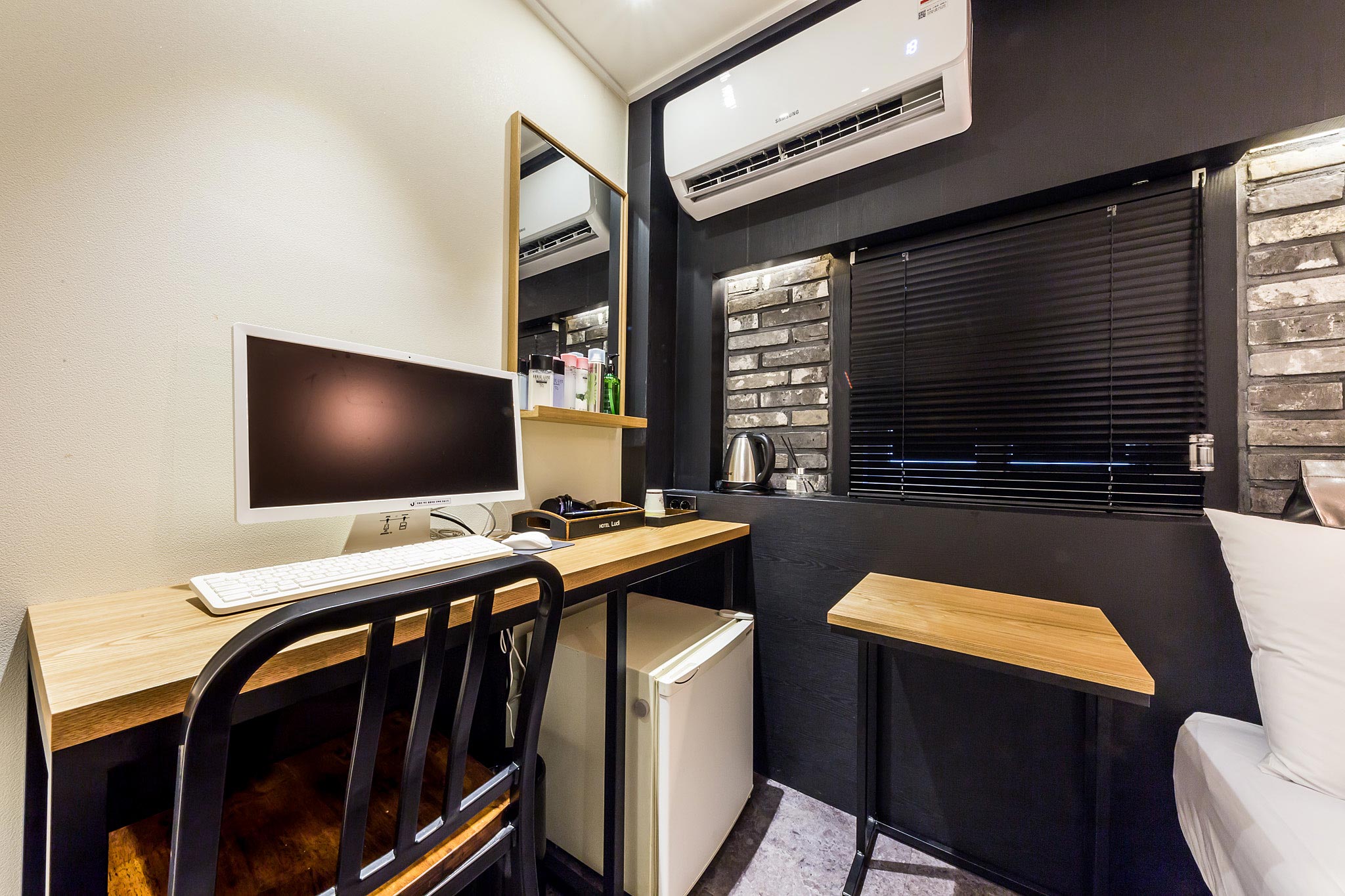 room detail thumbnail 2