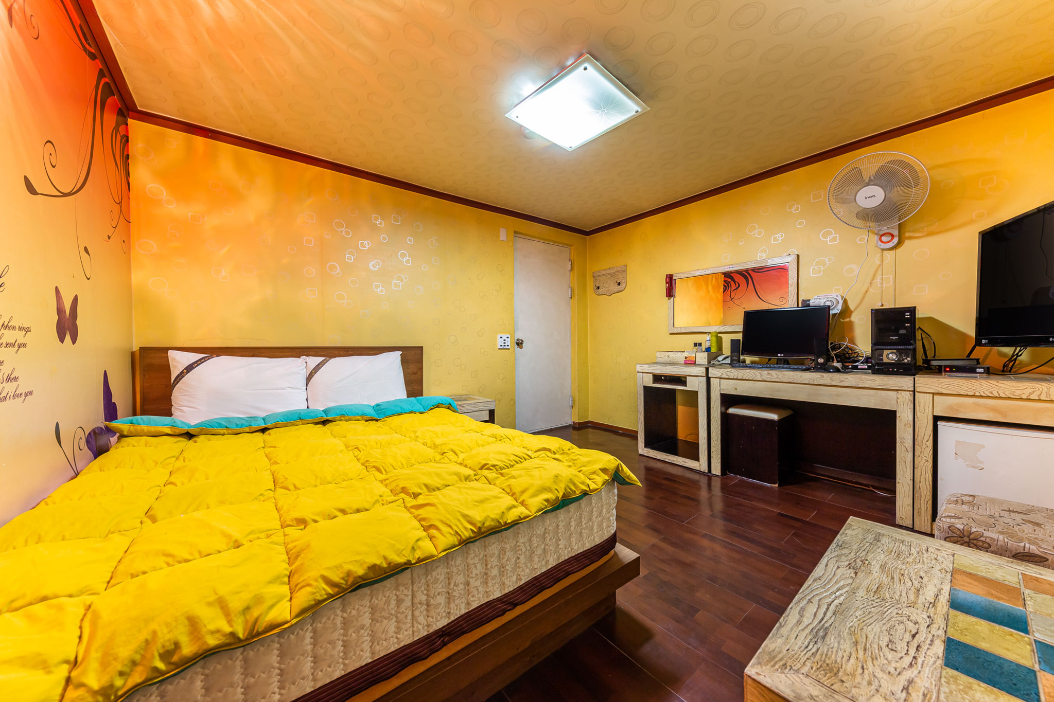 room detail thumbnail 2