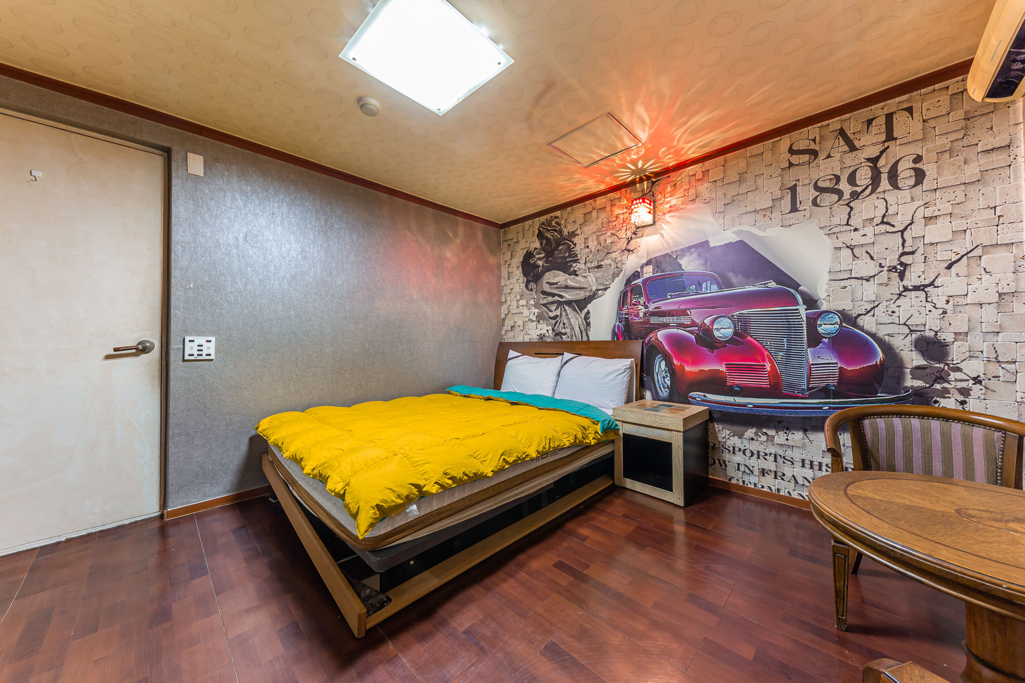 room detail thumbnail 1