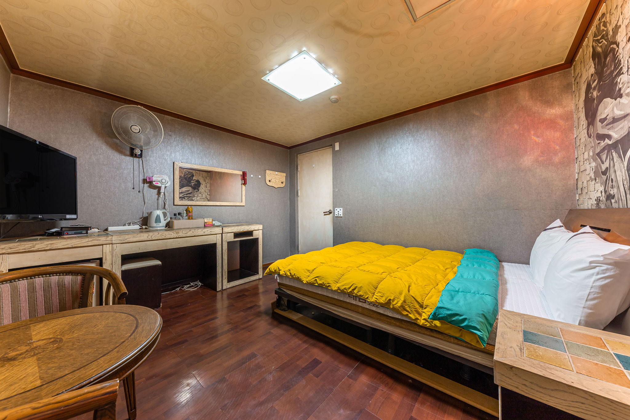 room detail thumbnail 2