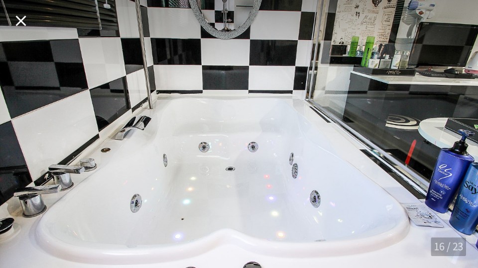 room detail thumbnail 1