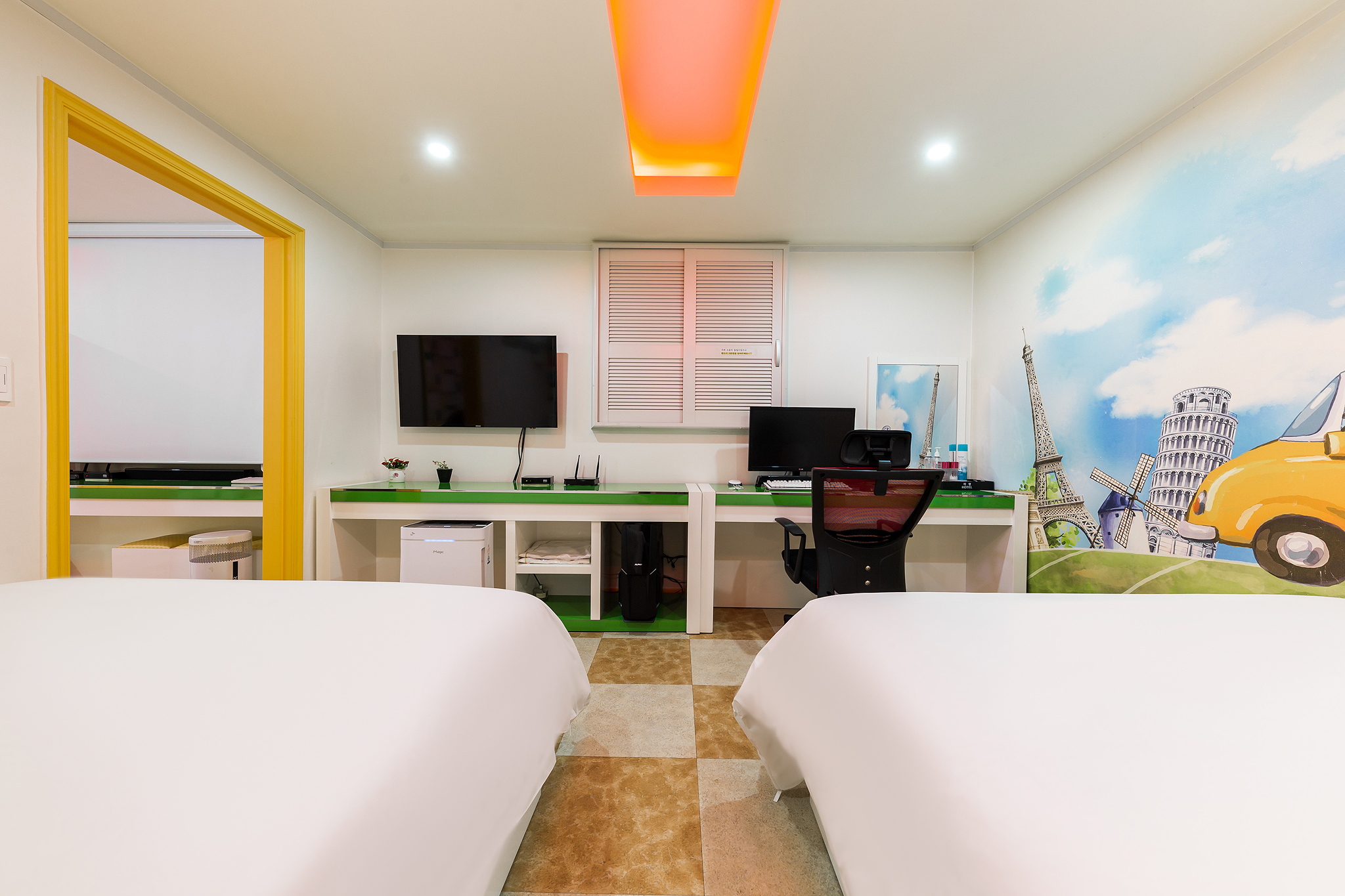 room detail thumbnail 2