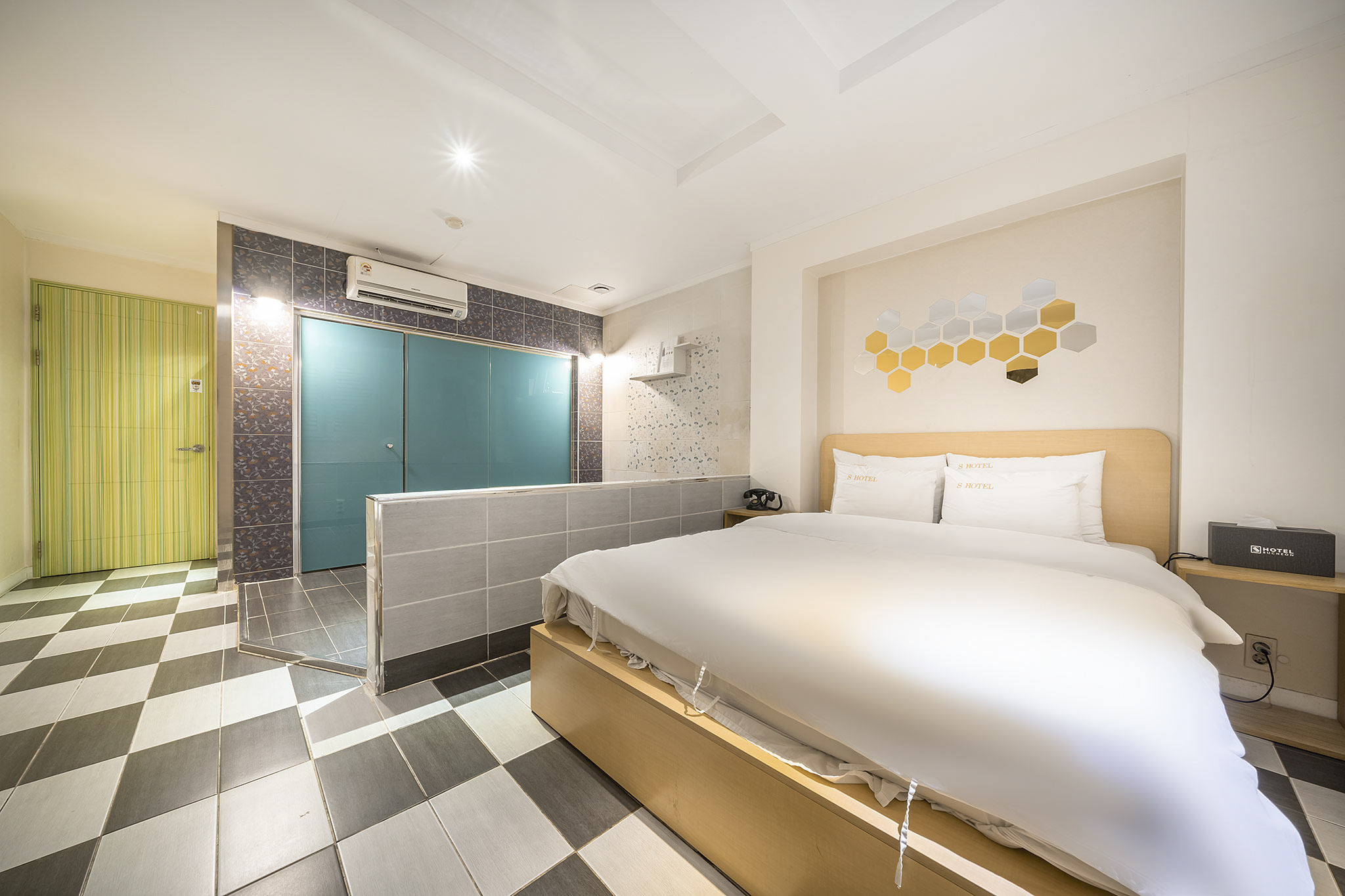 room detail thumbnail 0