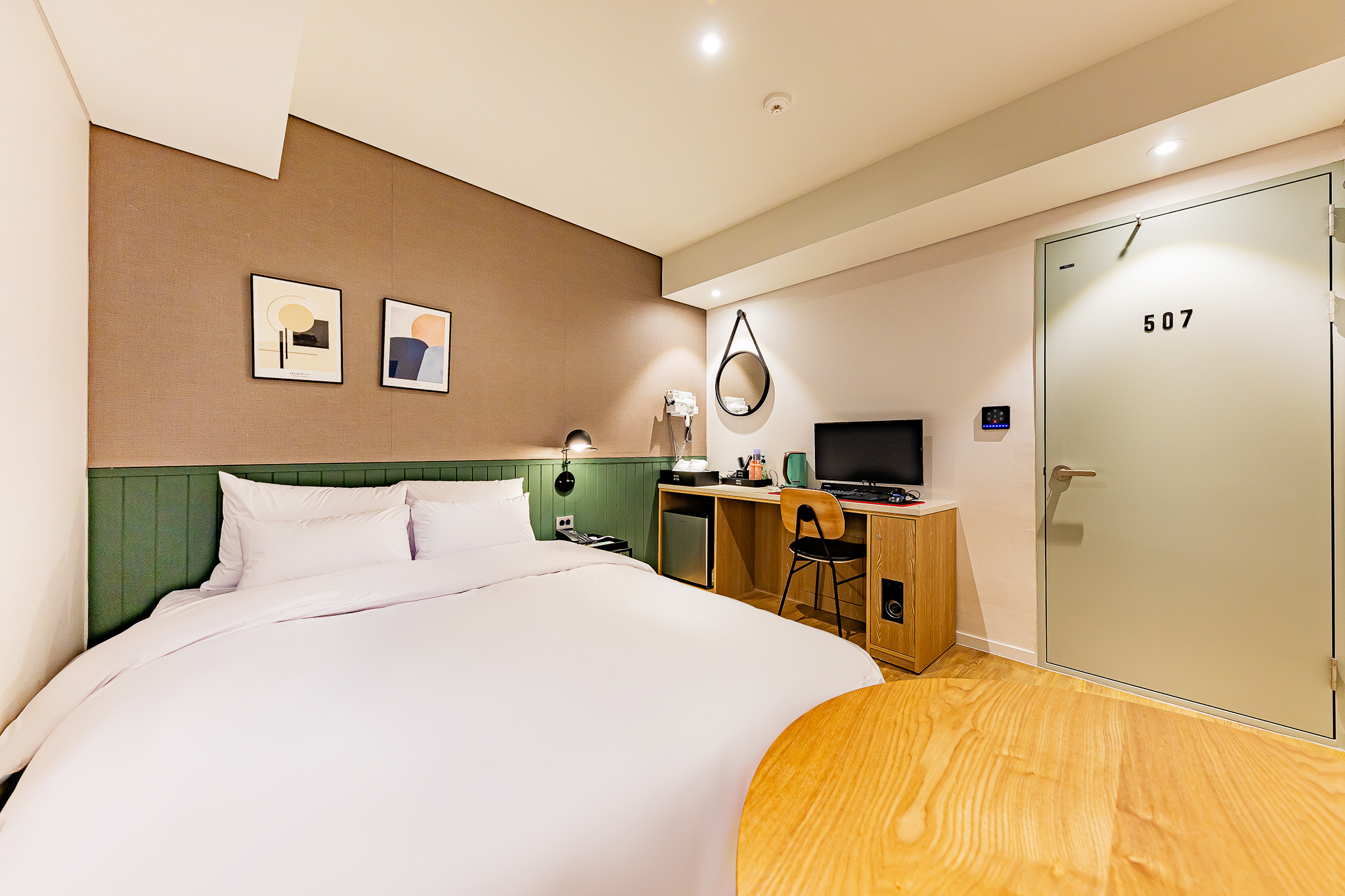 room detail thumbnail 2