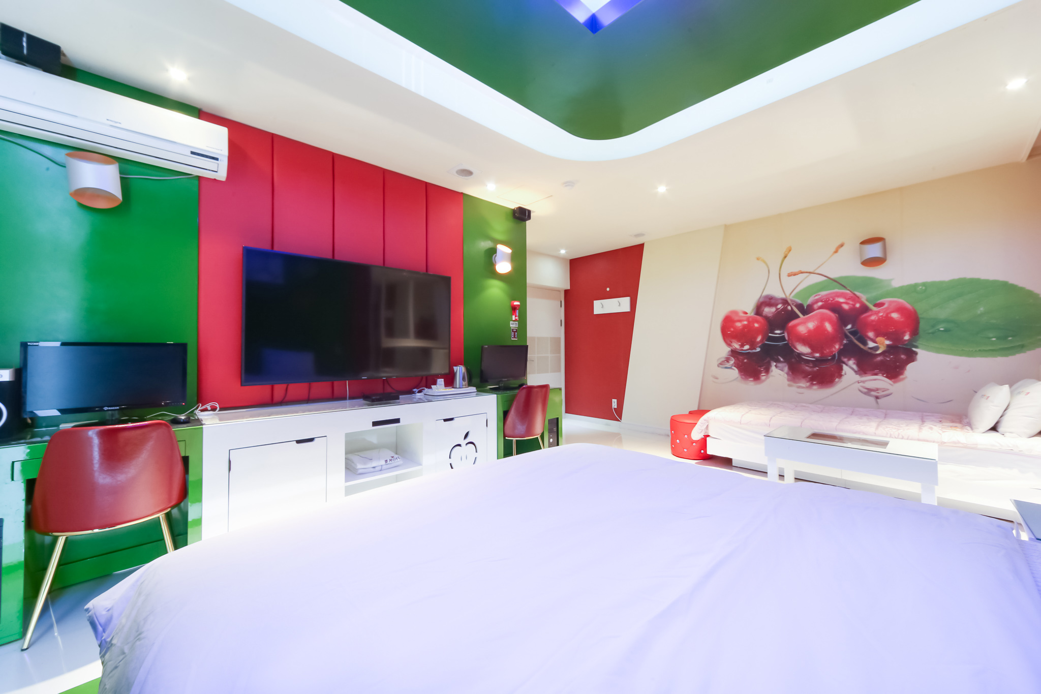 room detail thumbnail 2