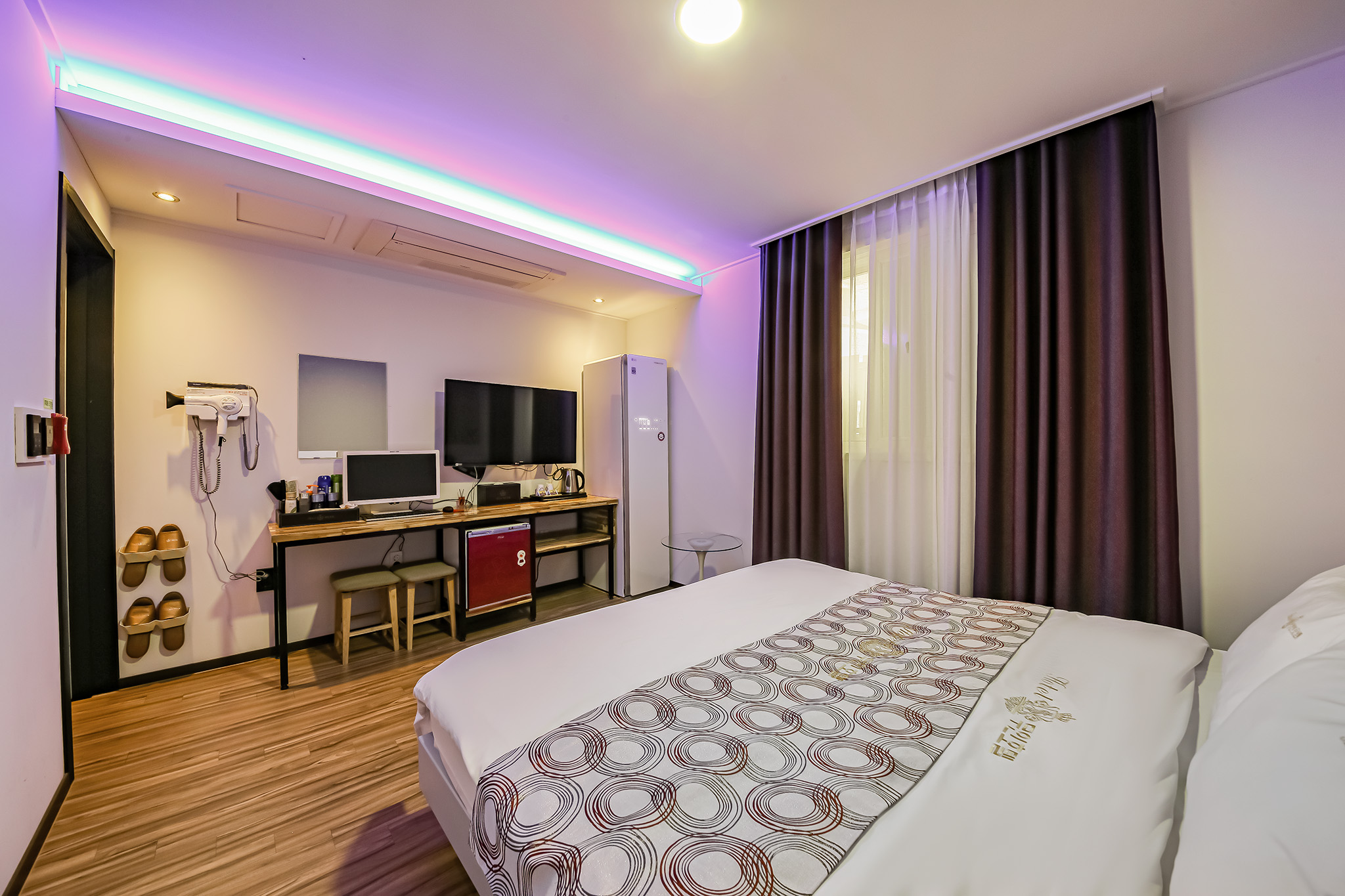 room detail thumbnail 2