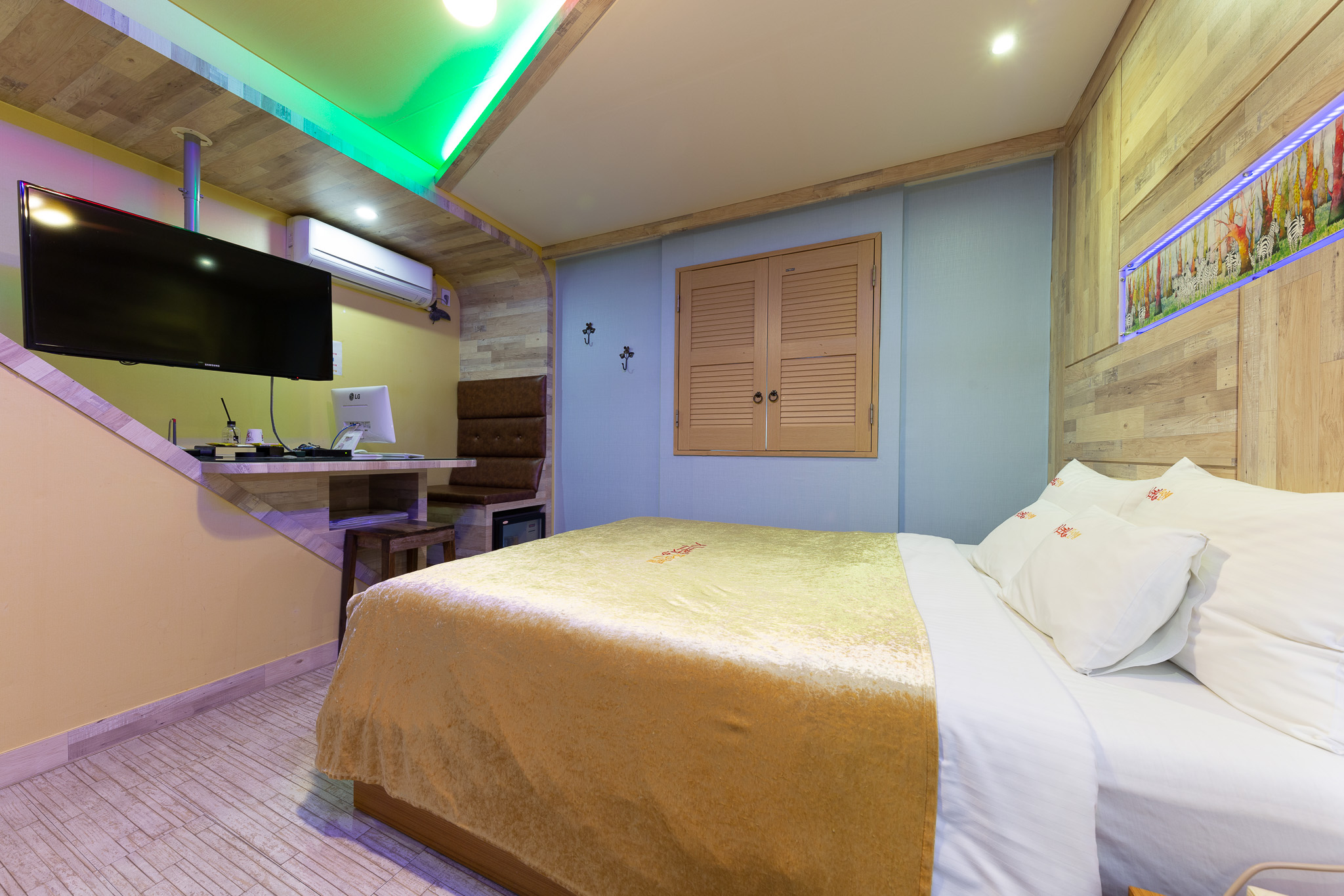 room detail thumbnail 2