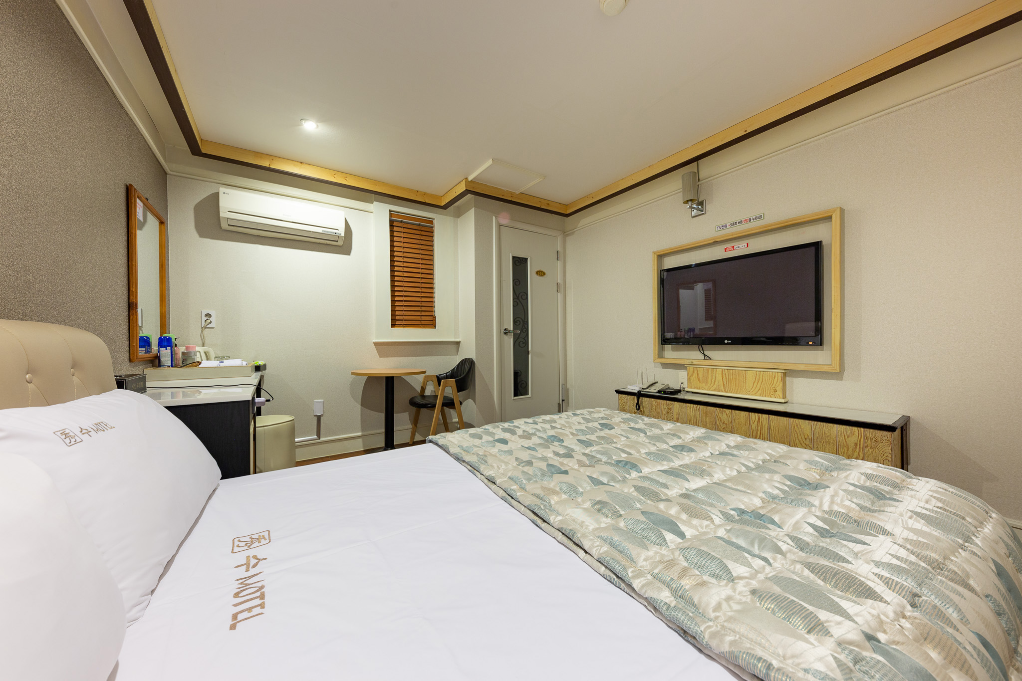 room detail thumbnail 2
