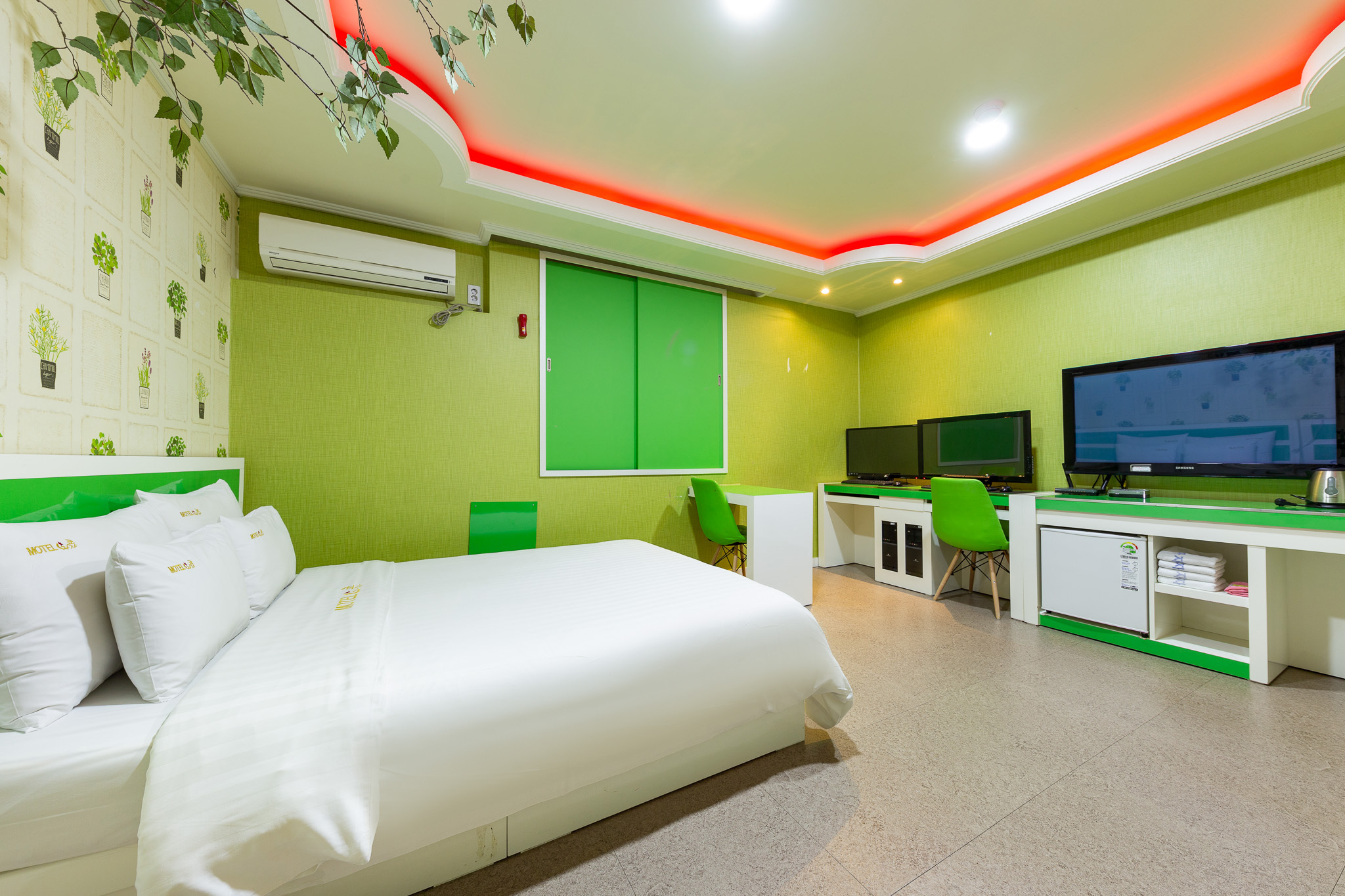 room detail thumbnail 2