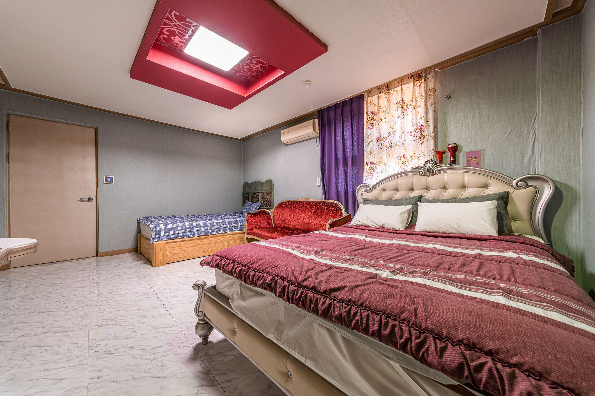 room detail thumbnail 1
