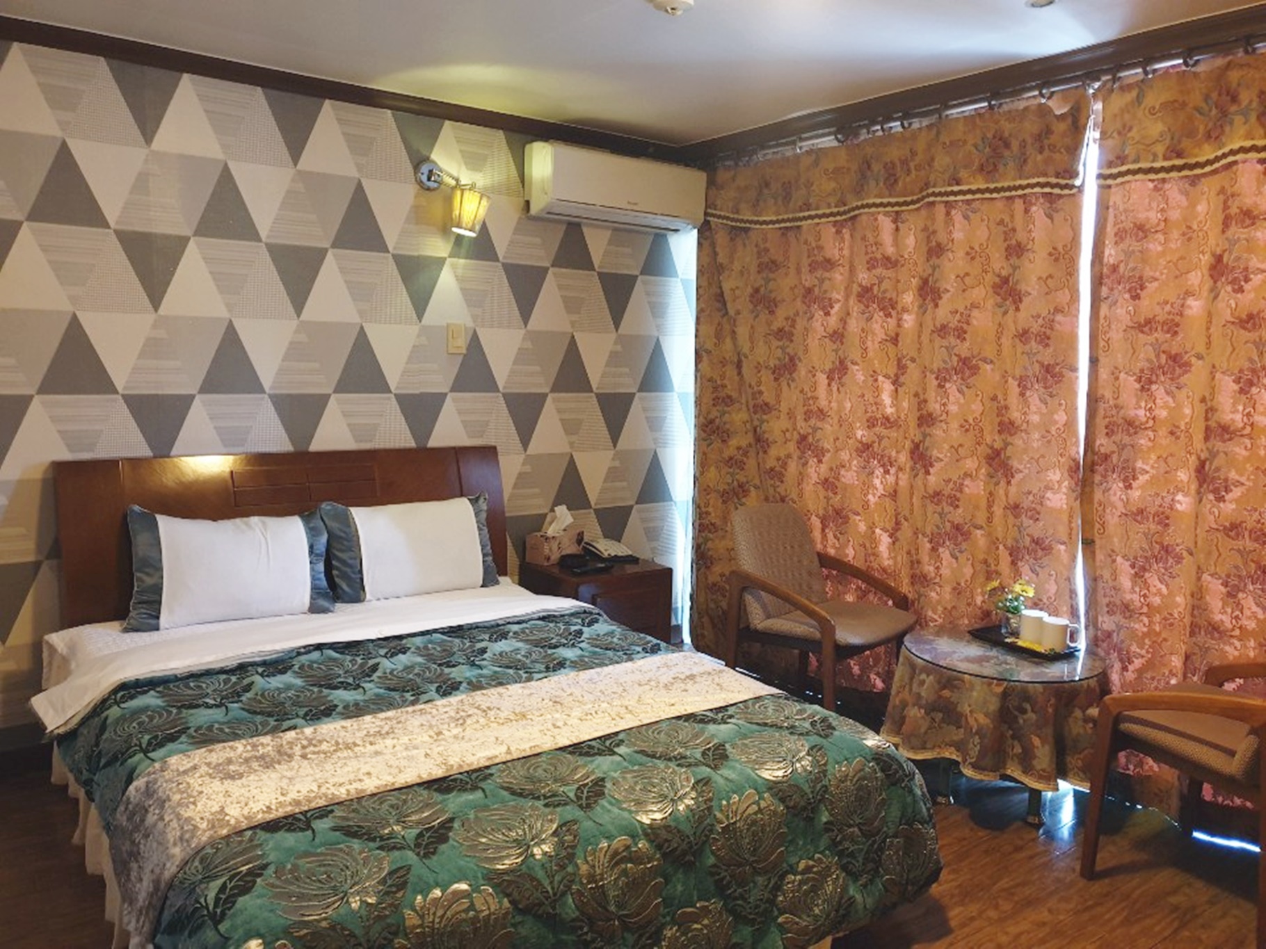 room detail thumbnail 0