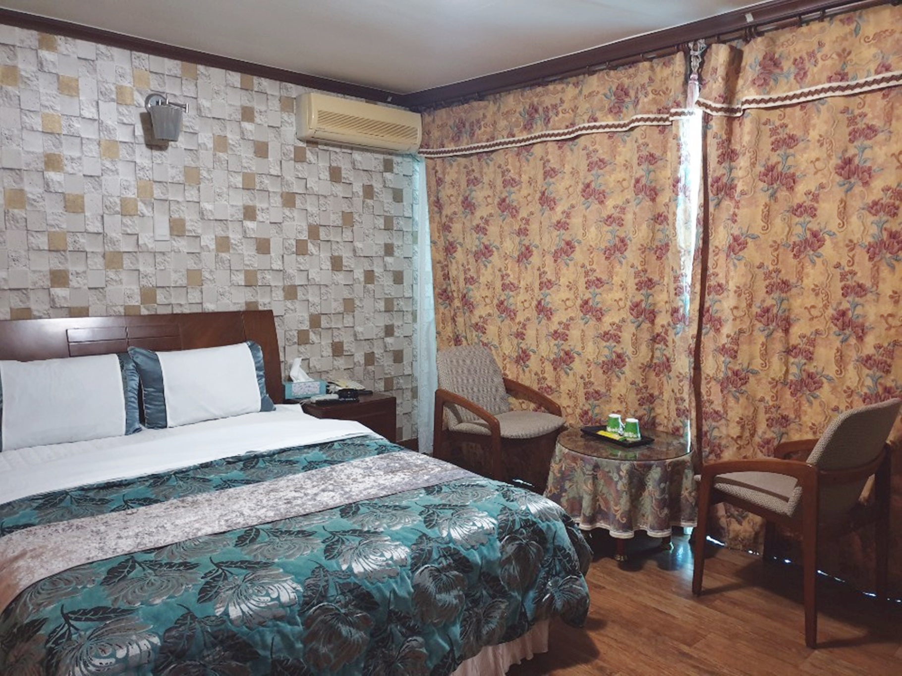 room detail thumbnail 0