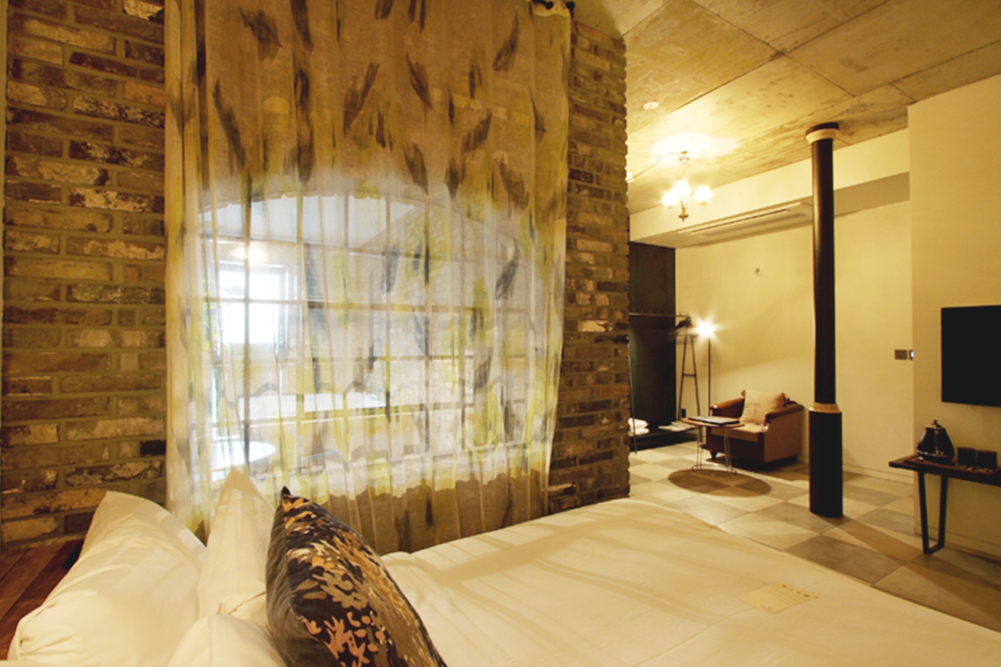 room detail thumbnail 2