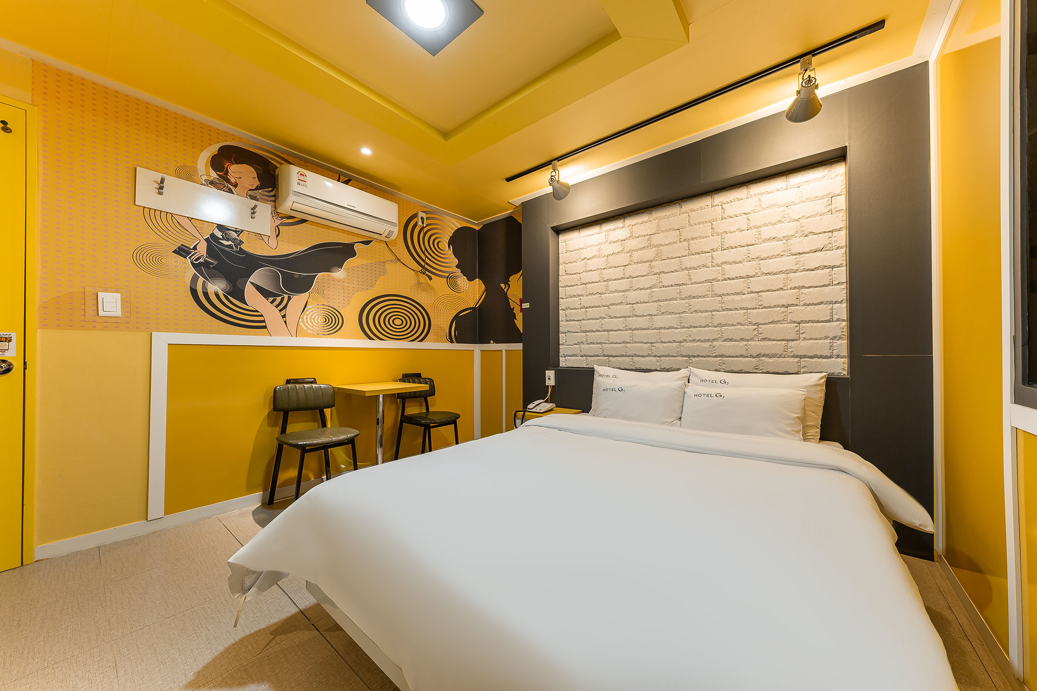 room detail thumbnail 1