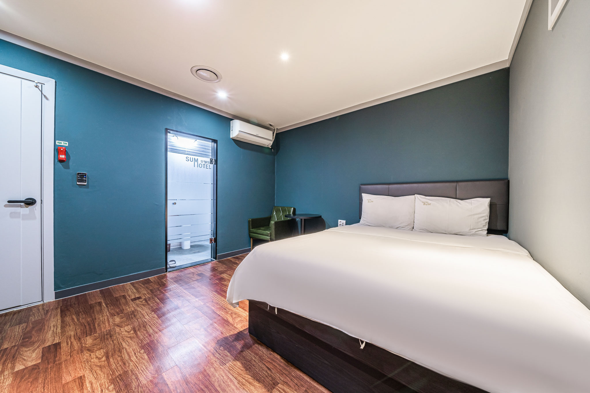 room detail thumbnail 2