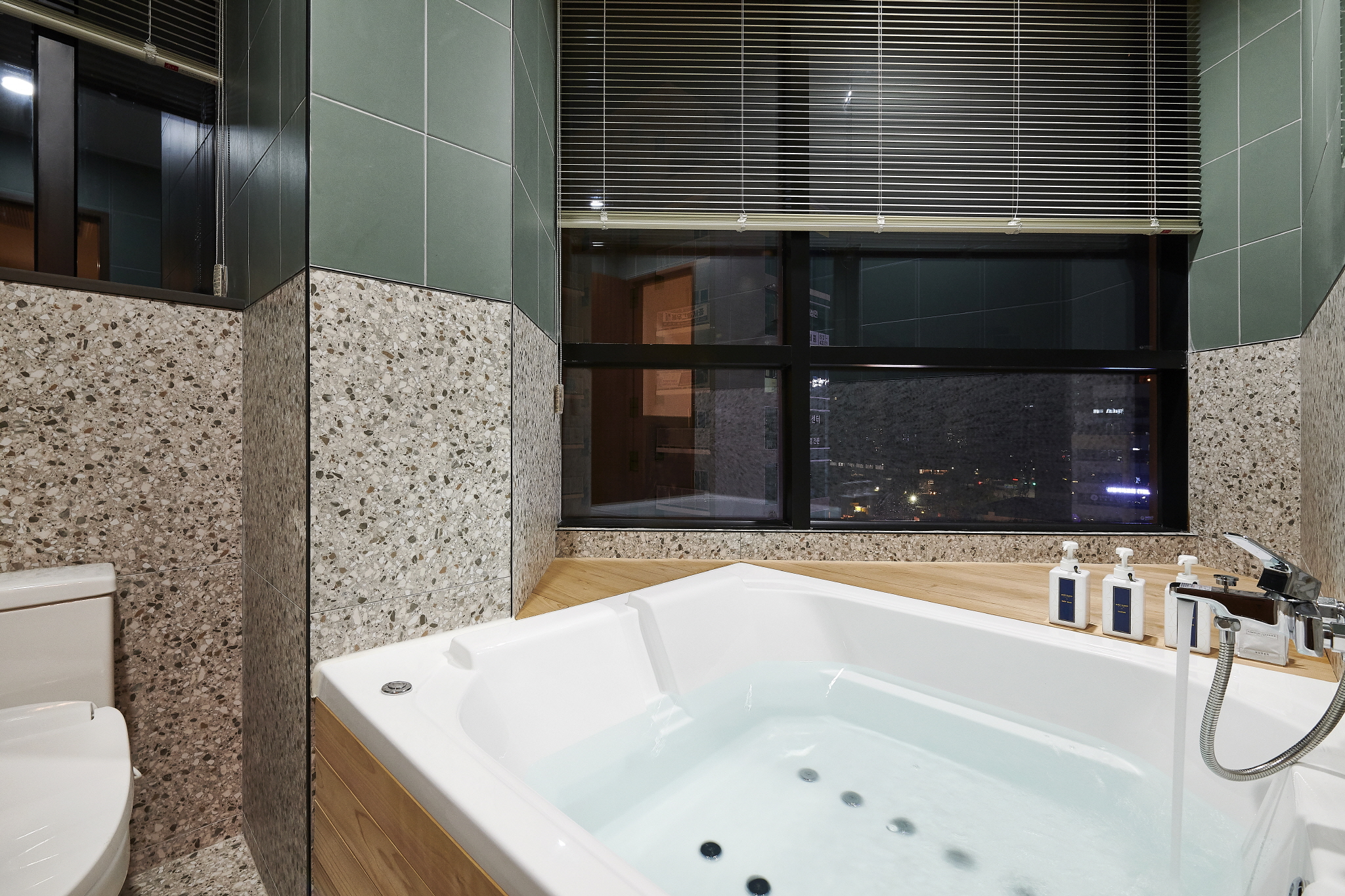 room detail thumbnail 2