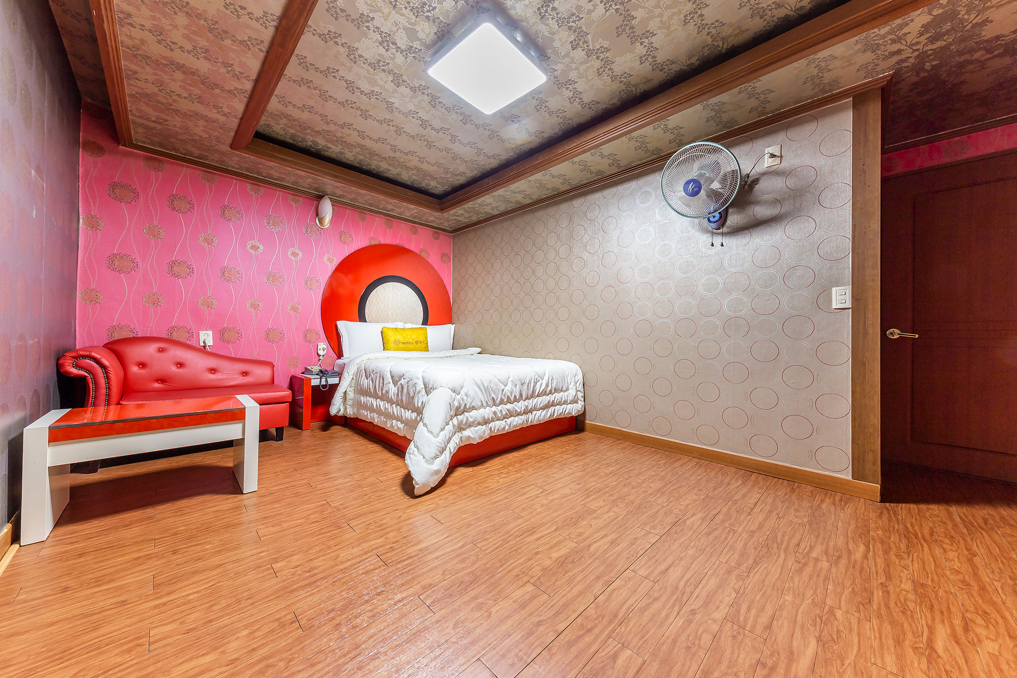 room detail thumbnail 1