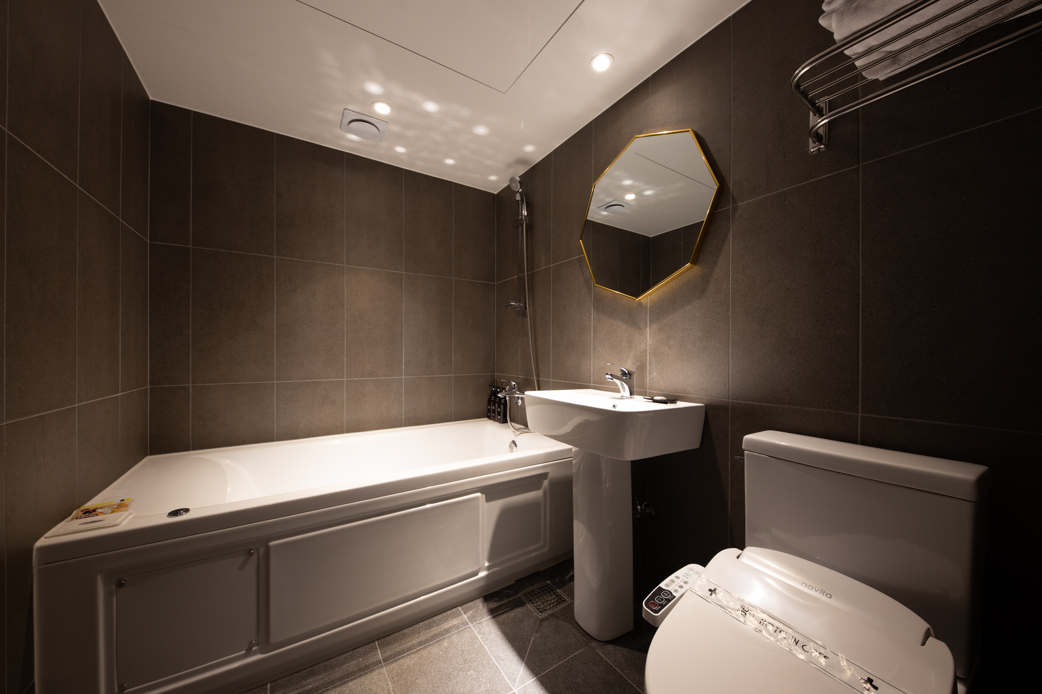 room detail thumbnail 2